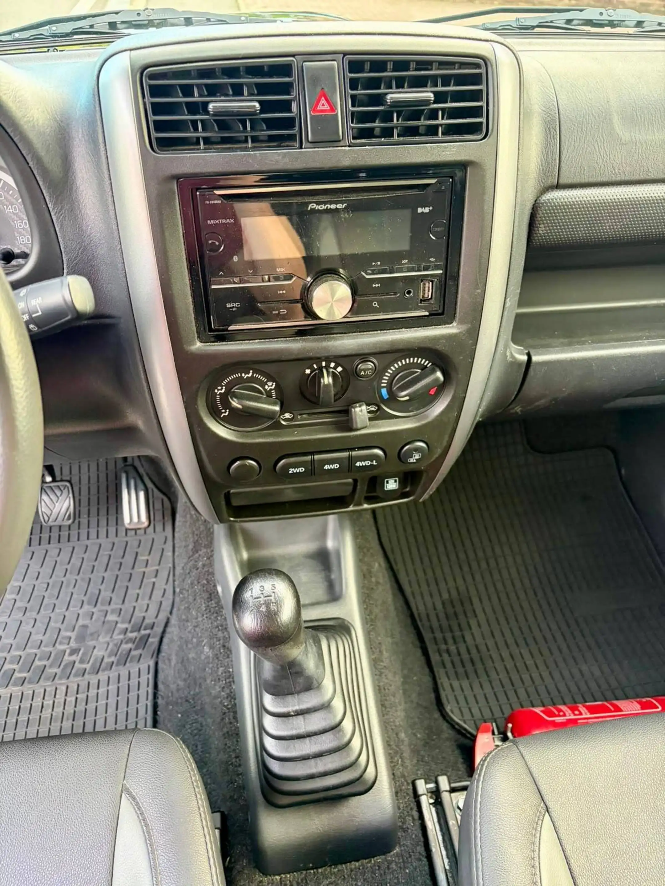 Suzuki Jimny Jimny 1.3i JLX Dakota " belgium car pass " — photo 11
