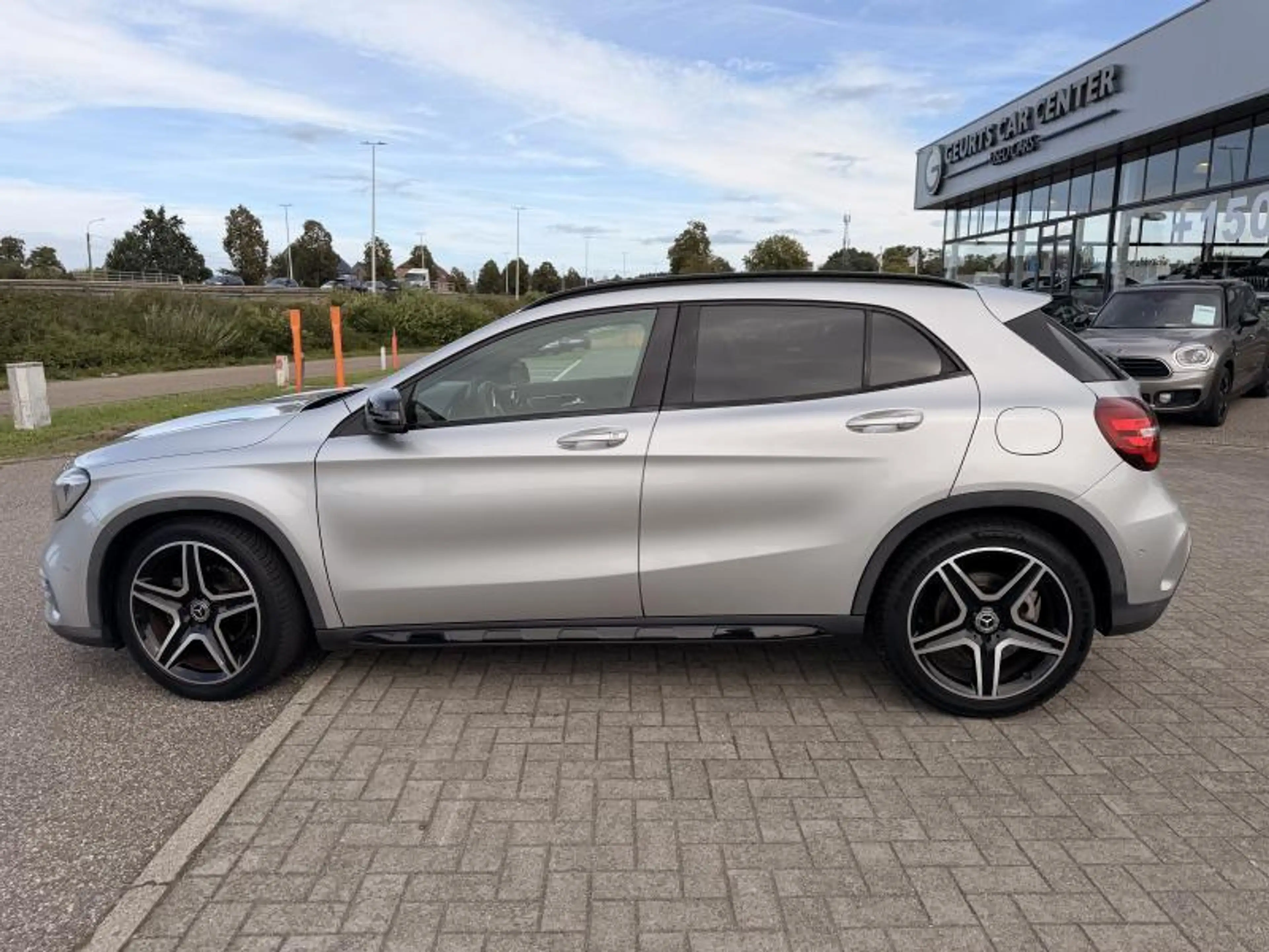 Mercedes-Benz GLA 180 AMG-Pack / 1.6 benzine Automaat / LED / NAVI — photo 3