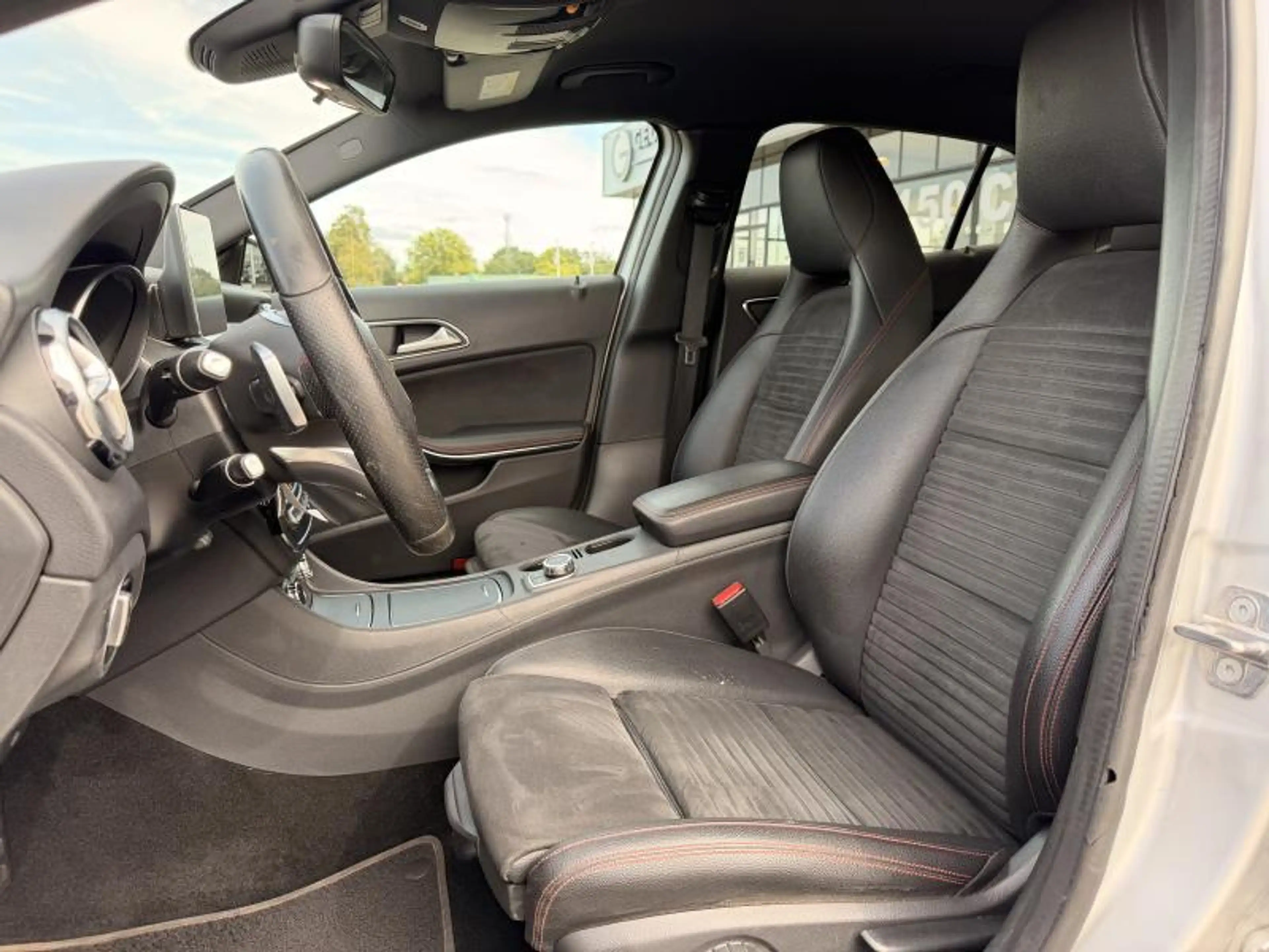 Mercedes-Benz GLA 180 AMG-Pack / 1.6 benzine Automaat / LED / NAVI — photo 13