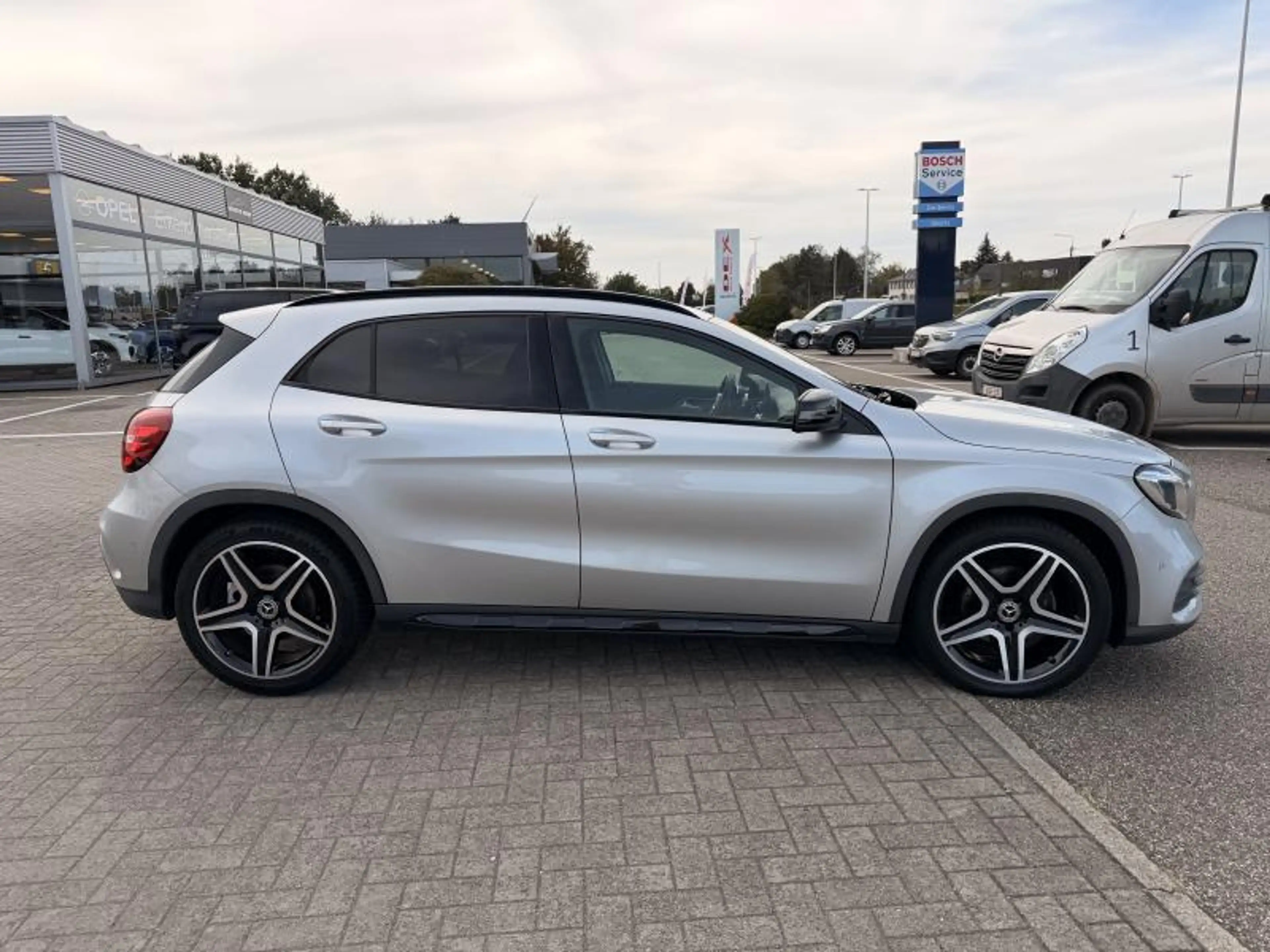 Mercedes-Benz GLA 180 AMG-Pack / 1.6 benzine Automaat / LED / NAVI — photo 8
