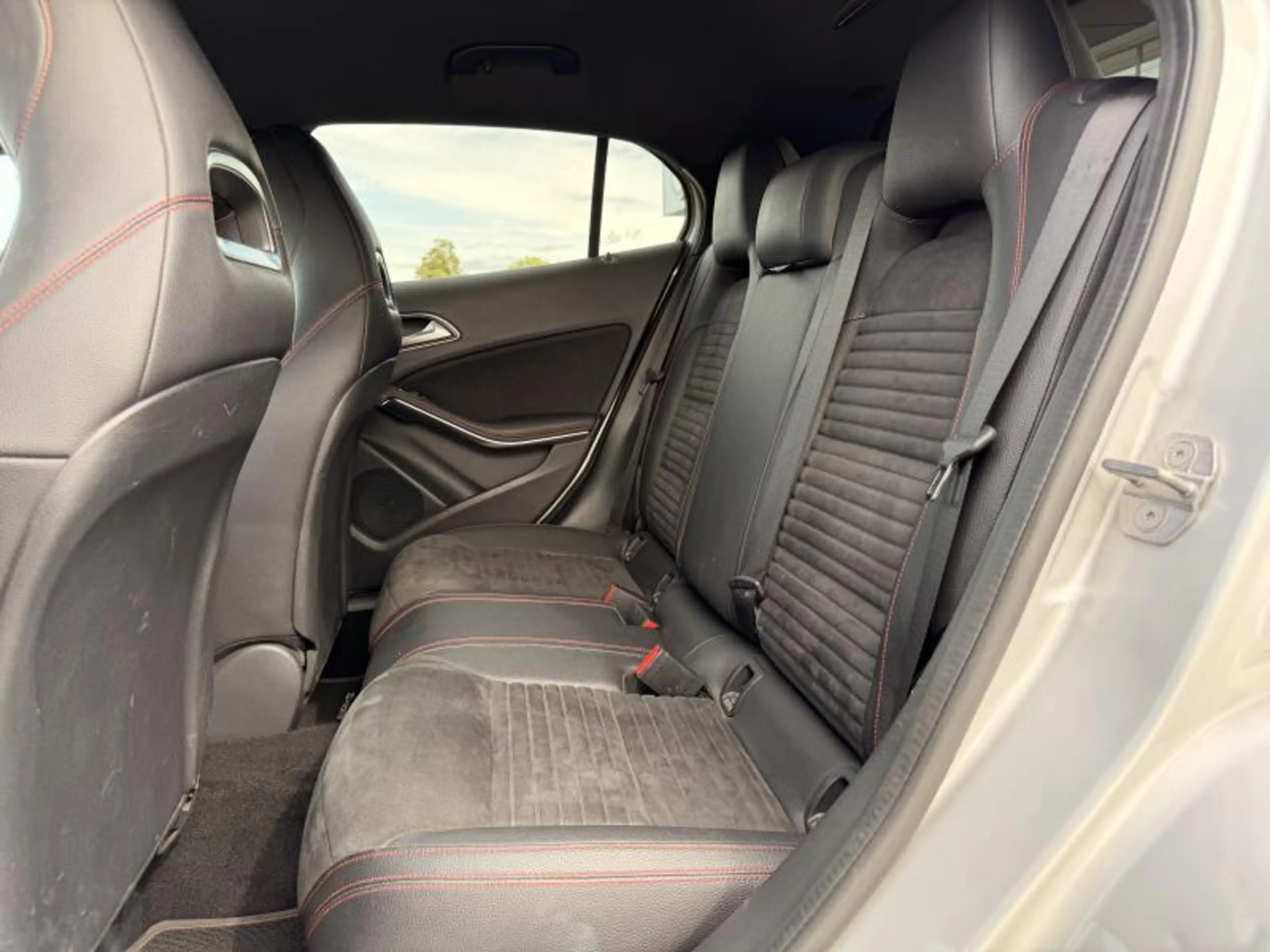 Mercedes-Benz GLA 180 AMG-Pack / 1.6 benzine Automaat / LED / NAVI — photo 15