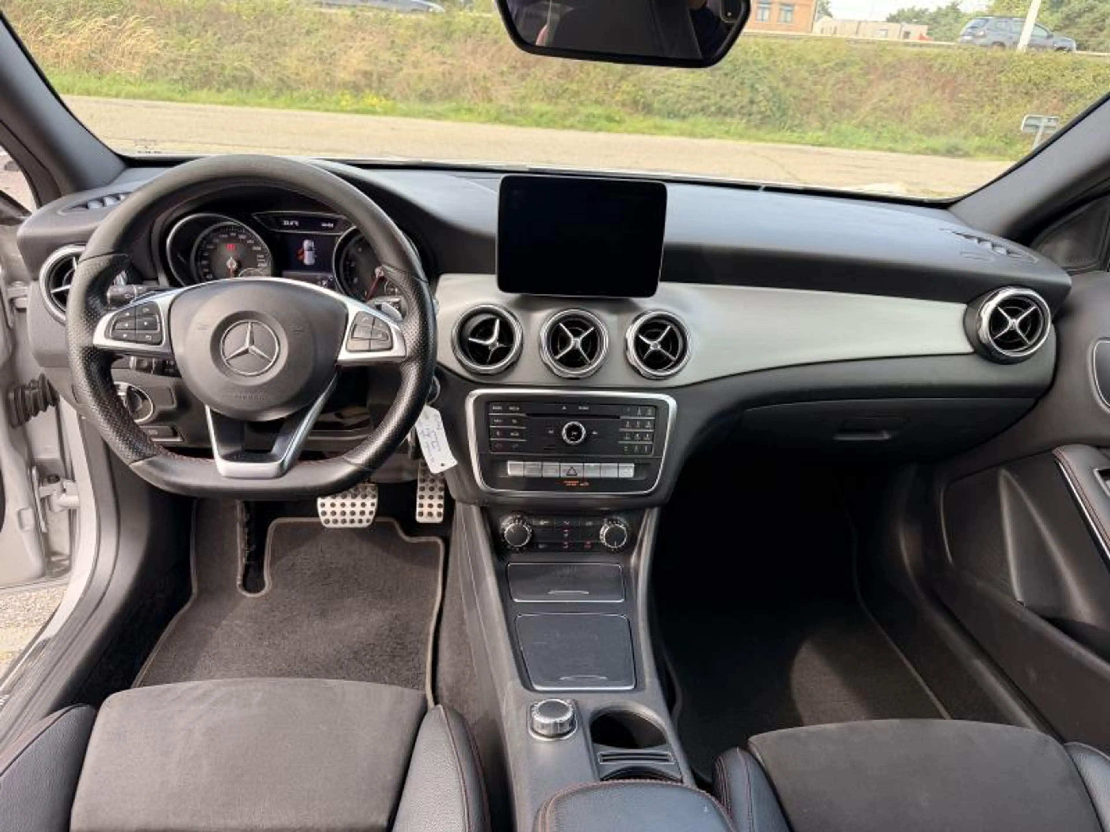 Mercedes-Benz GLA 180 AMG-Pack / 1.6 benzine Automaat / LED / NAVI — photo 12