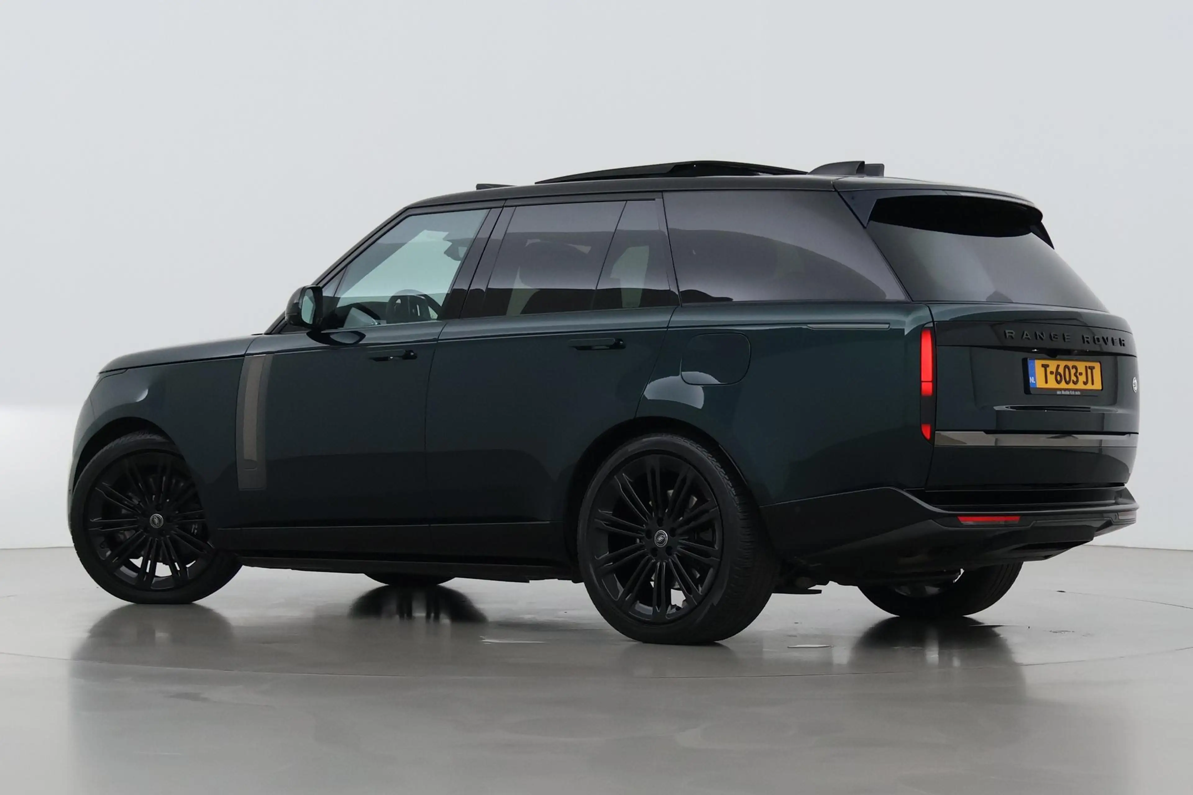 Land Rover Range Rover SV 3.0 P510e | British Racing Green | Rear Seat En — photo 2