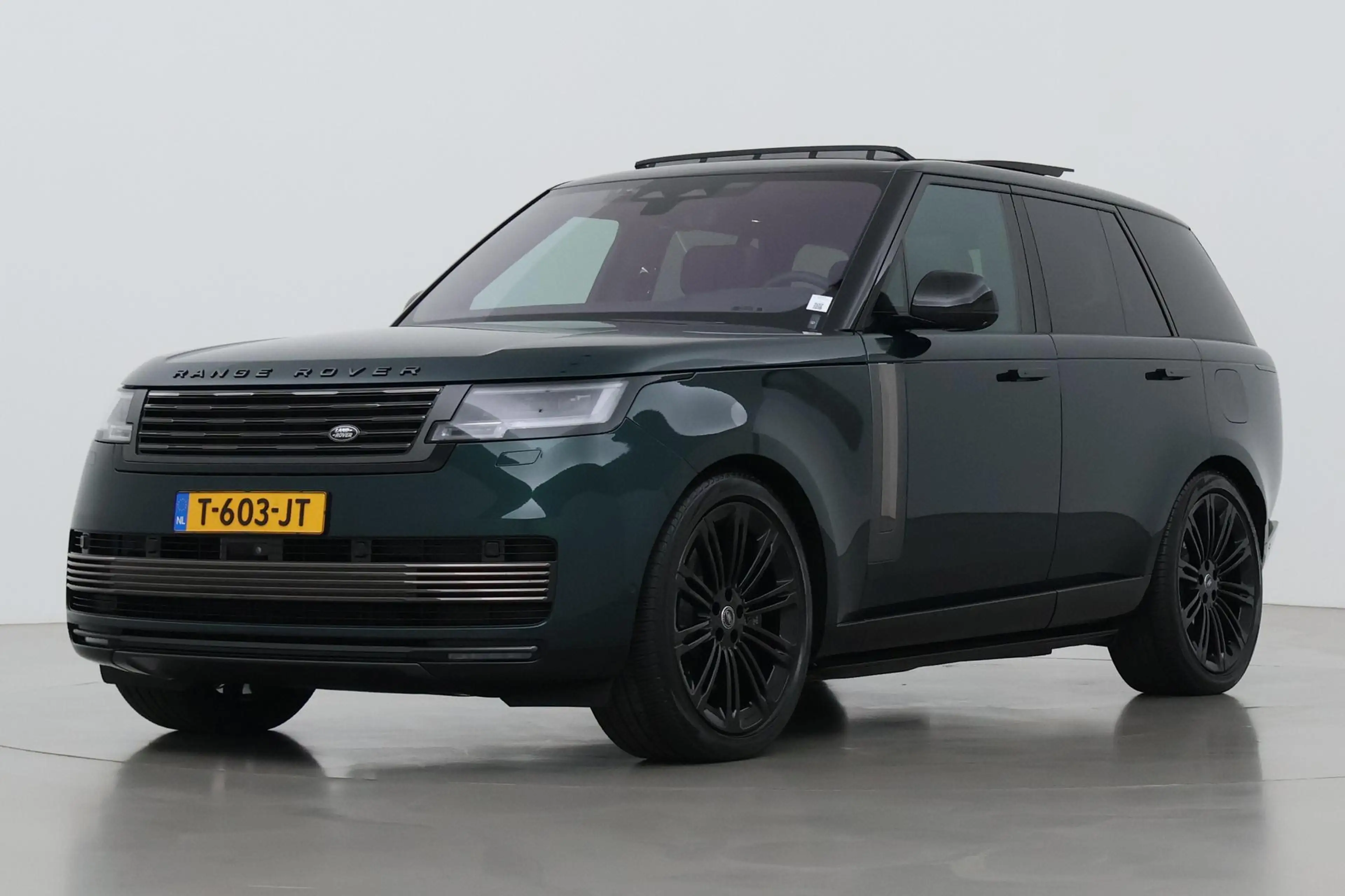 Land Rover Range Rover SV 3.0 P510e | British Racing Green | Rear Seat En — photo 8