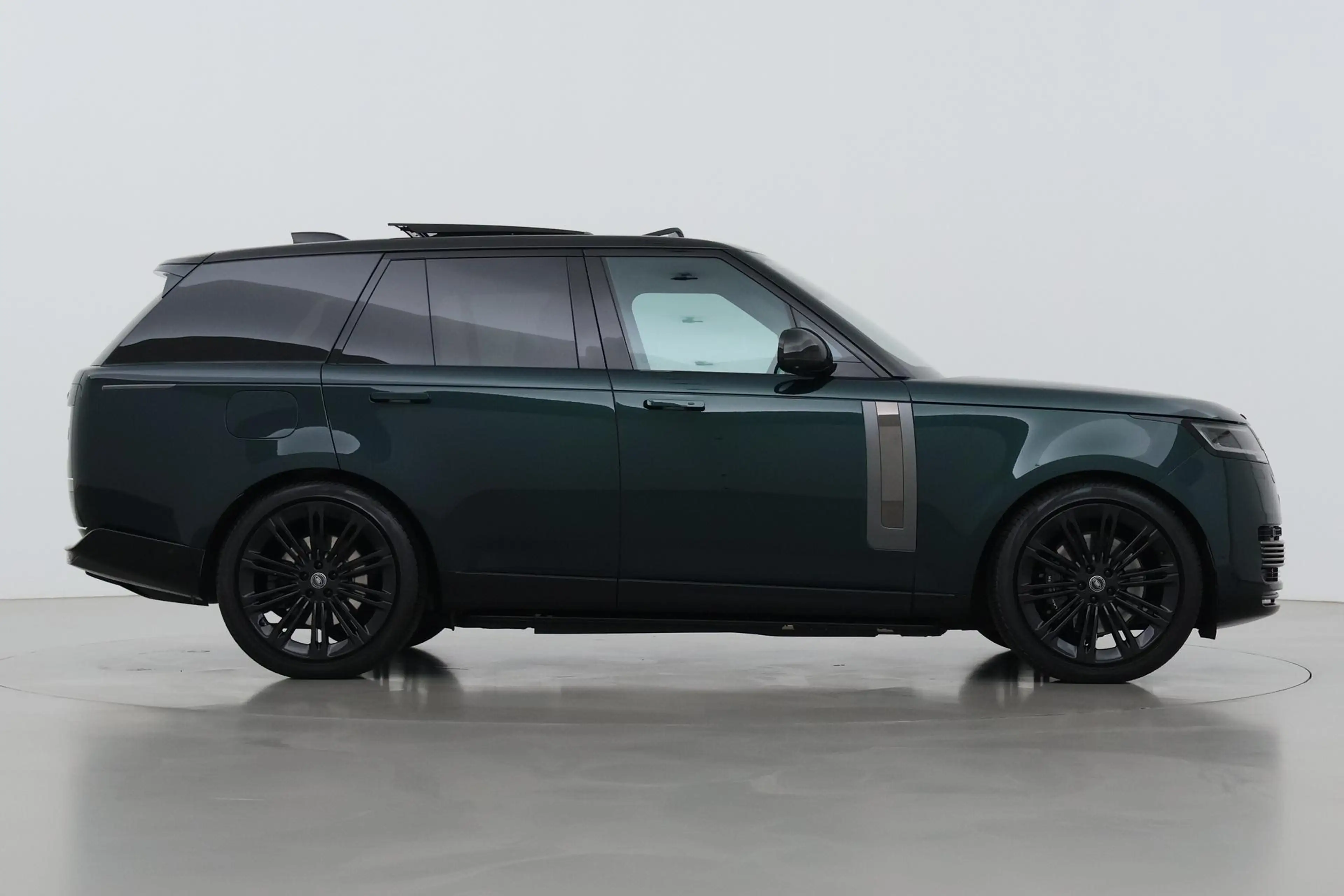 Land Rover Range Rover SV 3.0 P510e | British Racing Green | Rear Seat En — photo 10