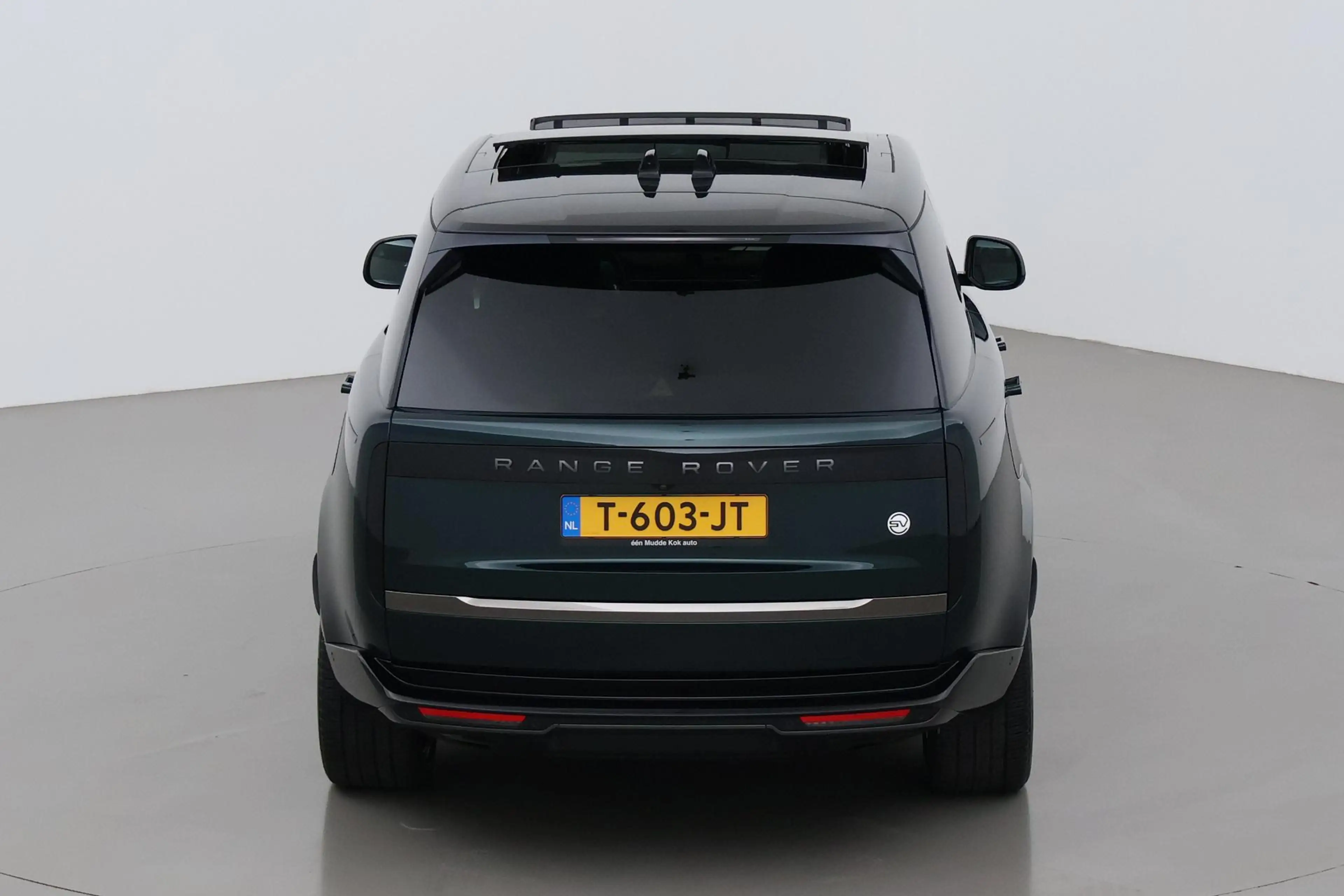 Land Rover Range Rover SV 3.0 P510e | British Racing Green | Rear Seat En — photo 9