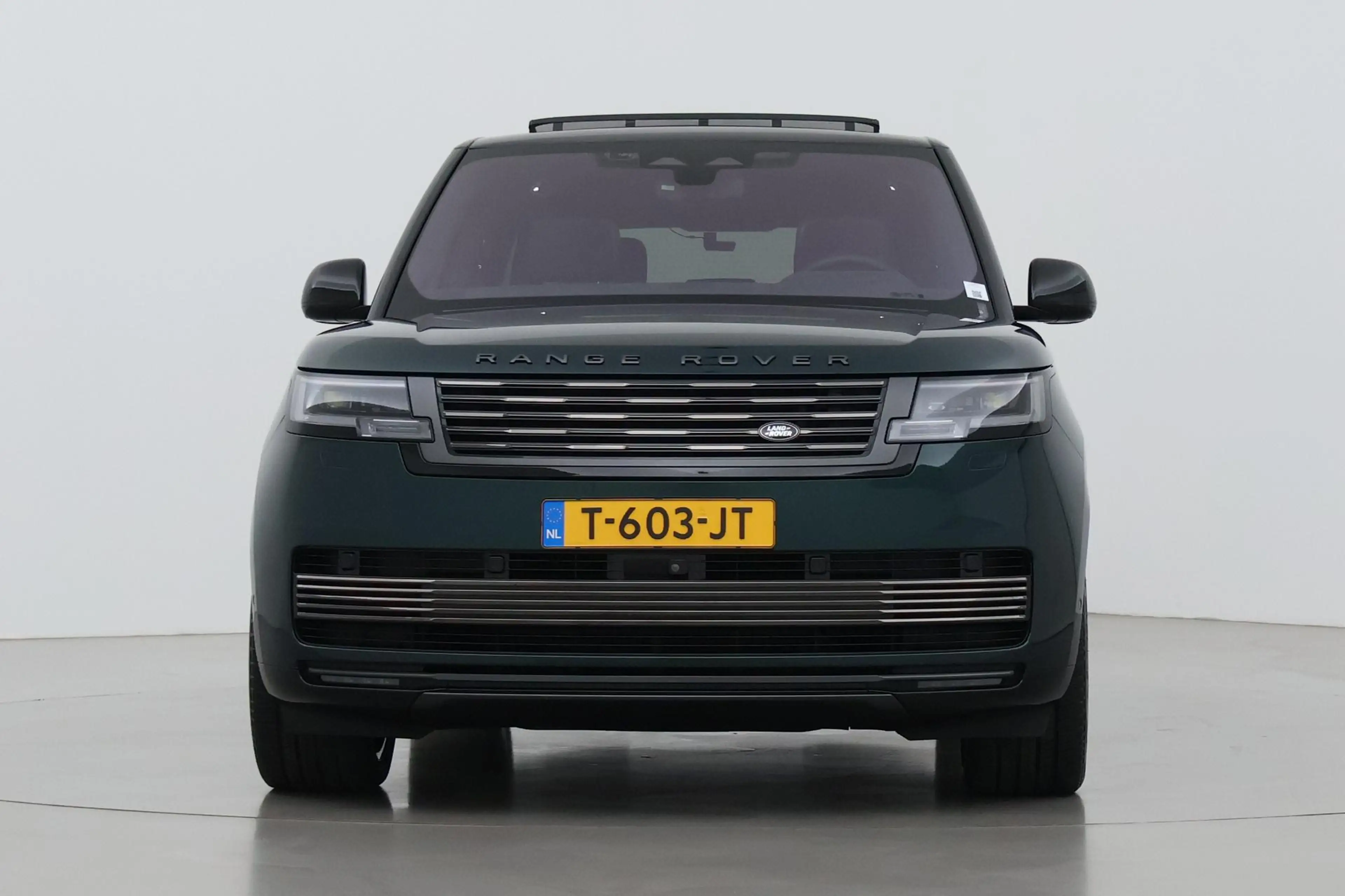 Land Rover Range Rover SV 3.0 P510e | British Racing Green | Rear Seat En — photo 16