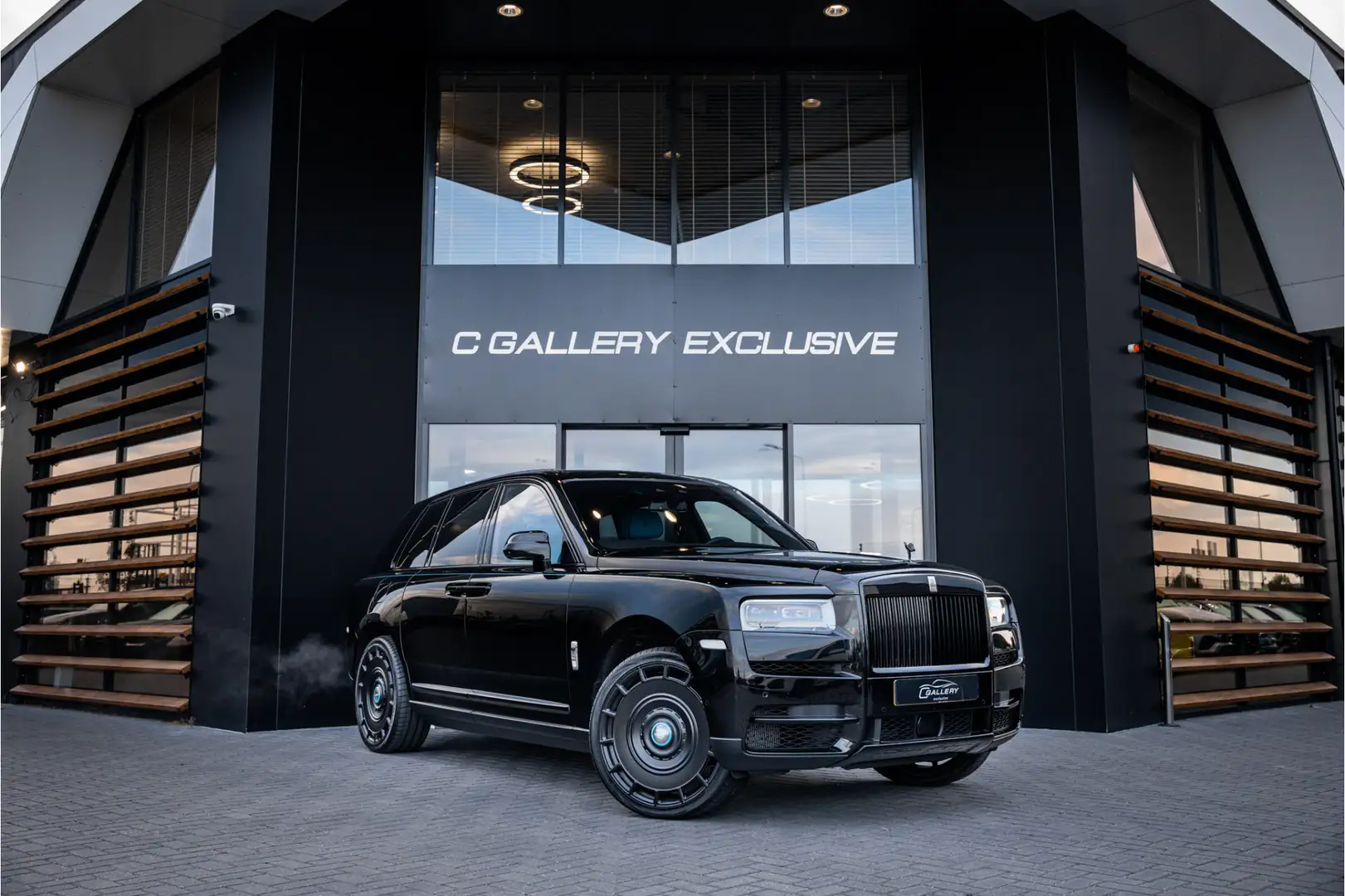 Rolls-Royce Cullinan 6.75 V12 - Black Badge | Mansory Wheels | Sterrenh Schwarz - 1