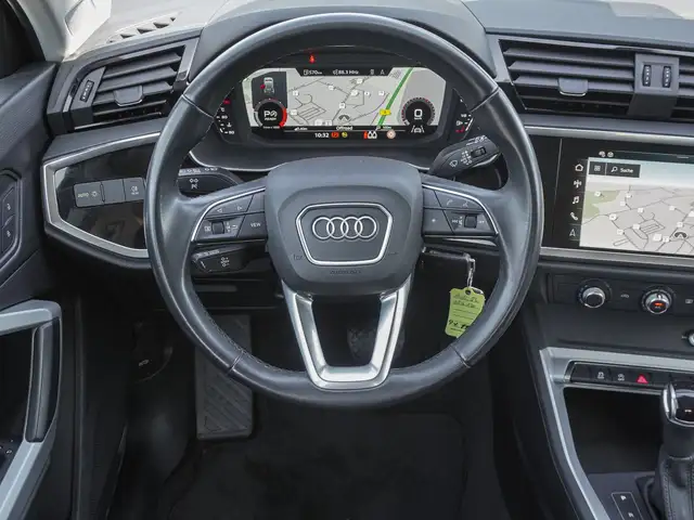 Audi Q3 view 12