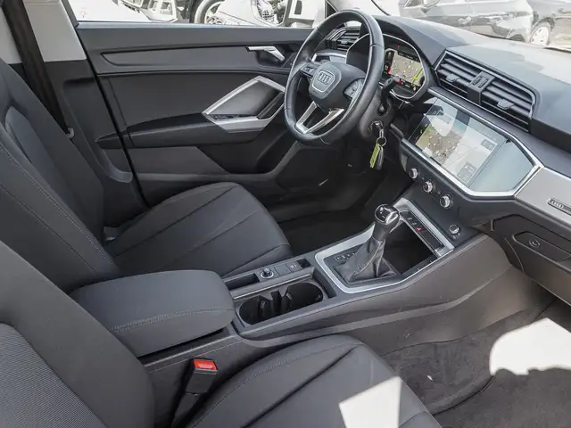Audi Q3 view 9
