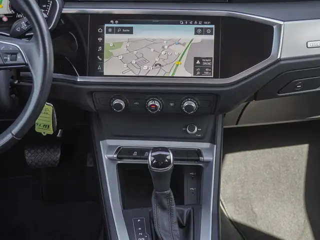 Audi Q3 view 13