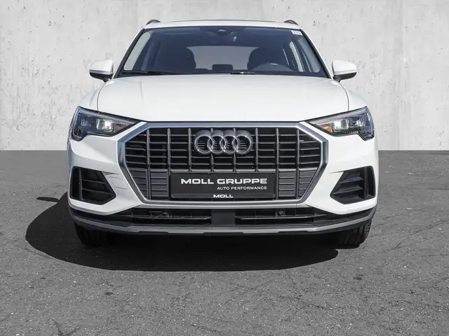 Audi Q3 view 3