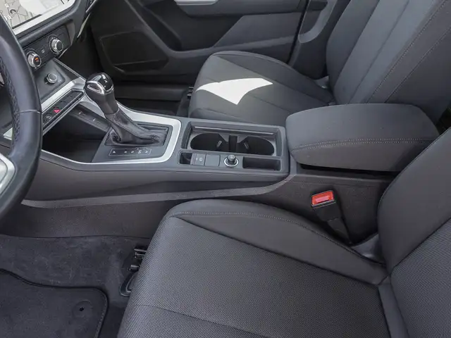 Audi Q3 view 15