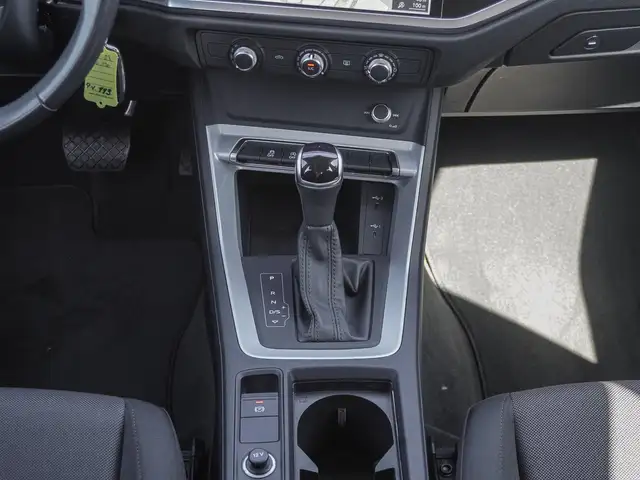 Audi Q3 view 14