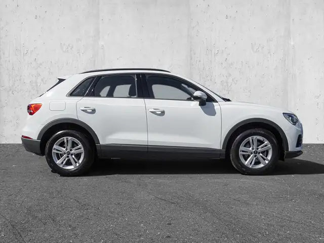 Audi Q3 view 5