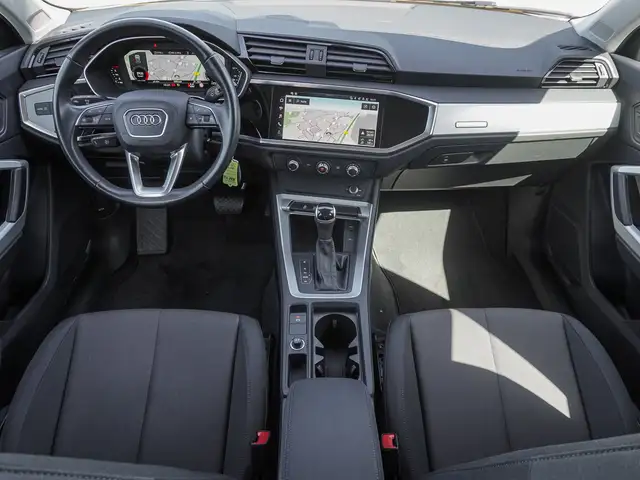 Audi Q3 view 11