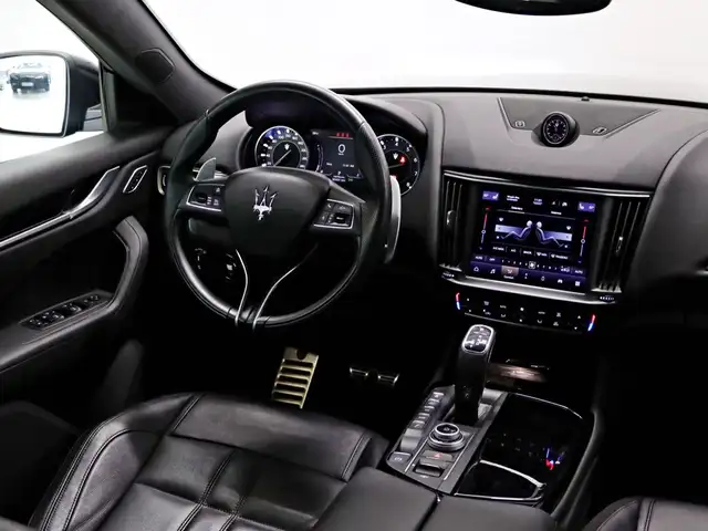 Maserati Levante view 8