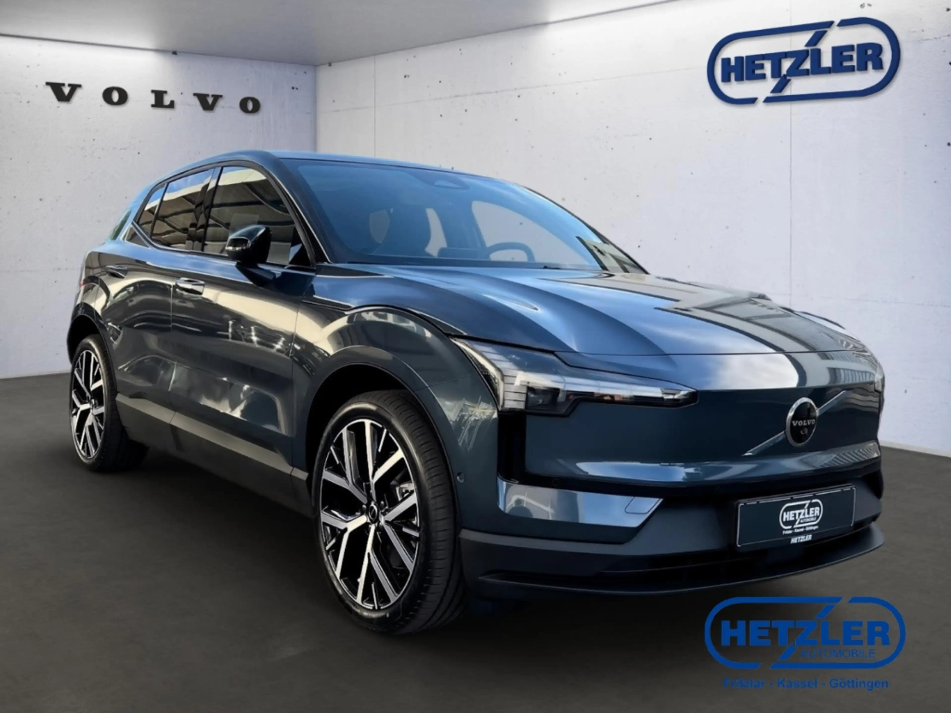 Volvo EX30 P5 Longe Range 2WD Electric Ultra StandHZG Panoram — photo 2