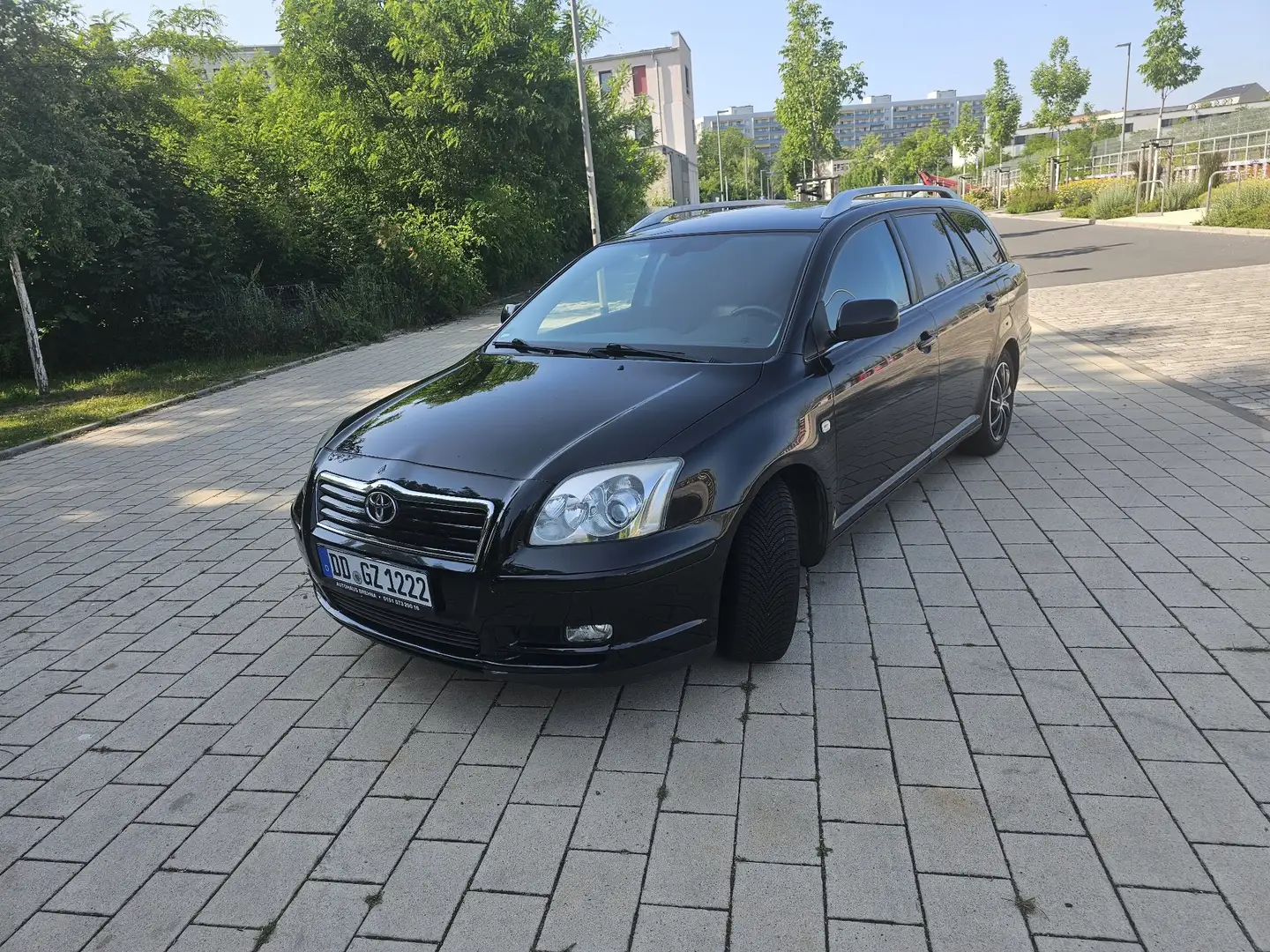 Toyota Avensis 2.0 VVT-i Combi Executive Schwarz - 1