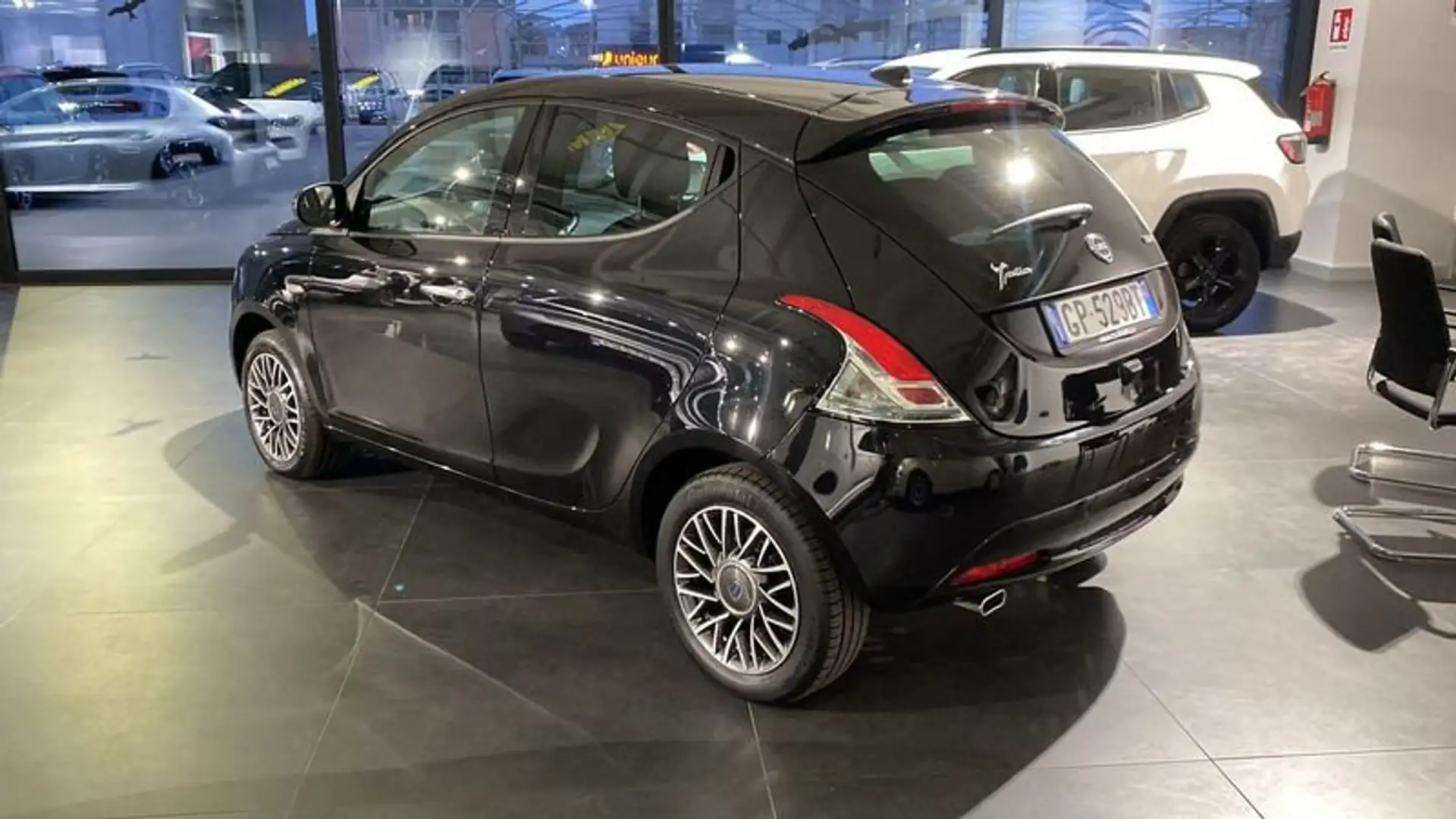 Lancia Ypsilon 1.0 FireFly 5 porte S&S Hybrid Gold Plus Nero - 2