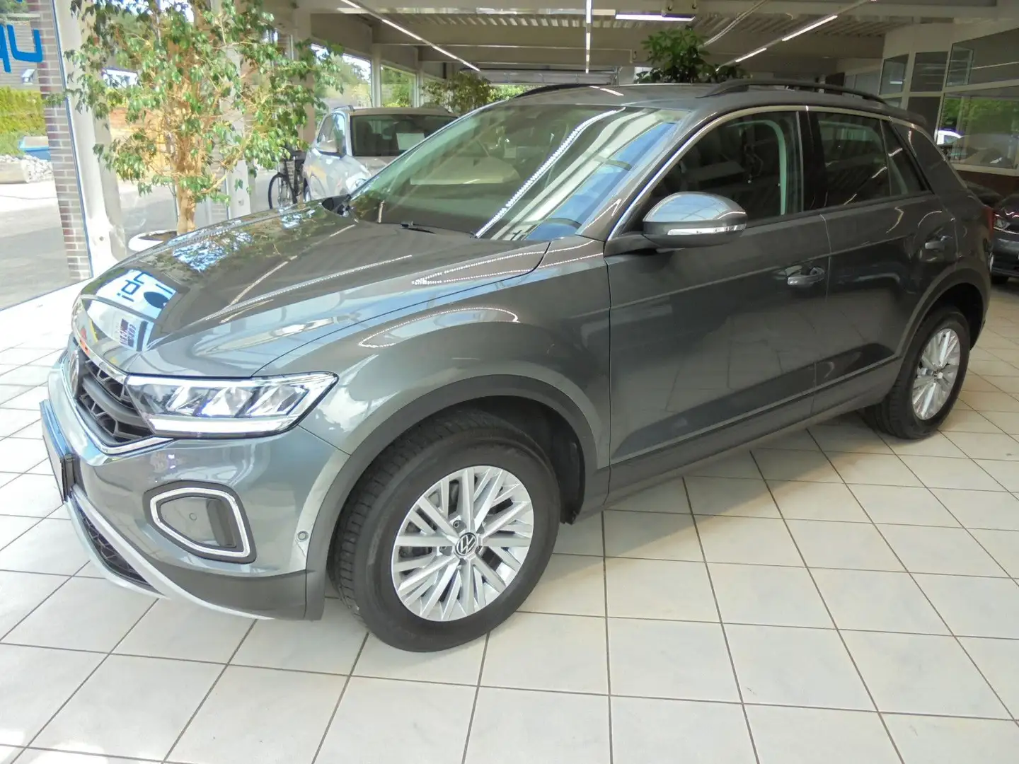 Volkswagen T-Roc Life 1,5DSG/1.Hd/AHK/SHZ/Klima/LED/PDC/App Grau - 1