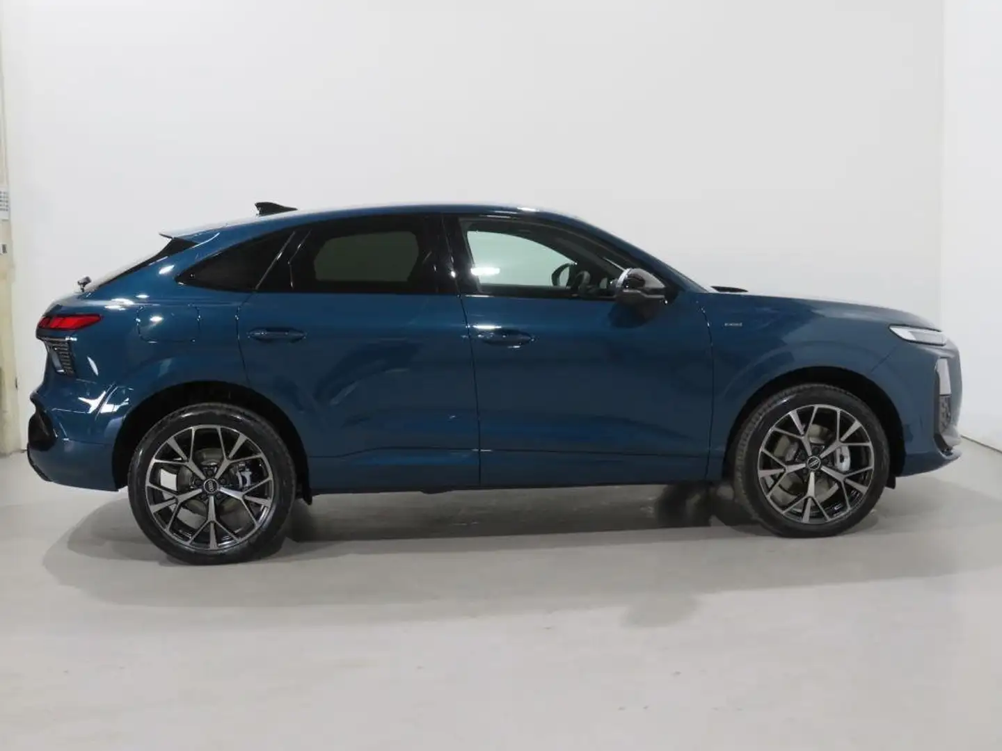 Audi Q3 Sportback e-hybrid Black line S tronic 200kW Azul - 2