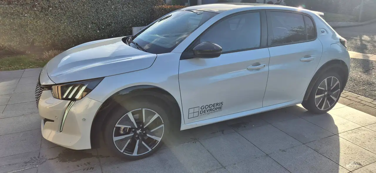 Peugeot e-208