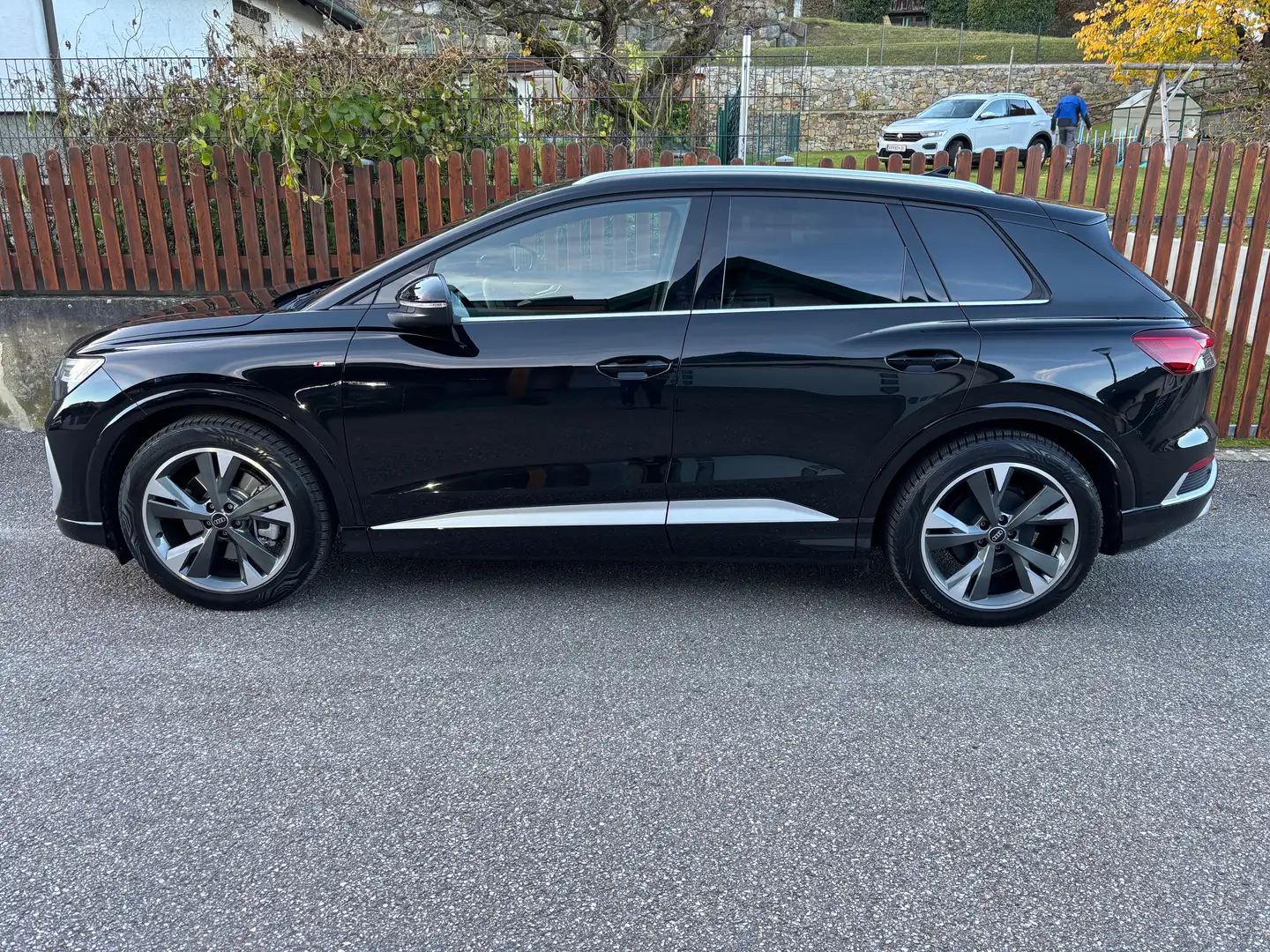 Audi Q4 e-tron 45 Q*Matrix*Leder Sport*AHV*20"Alu*HUD*NW Garantie Schwarz - 2