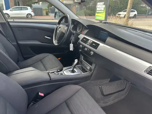 BMW 5 Series view 3
