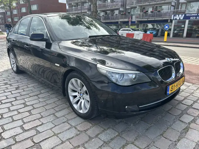 BMW 5 Series view 4