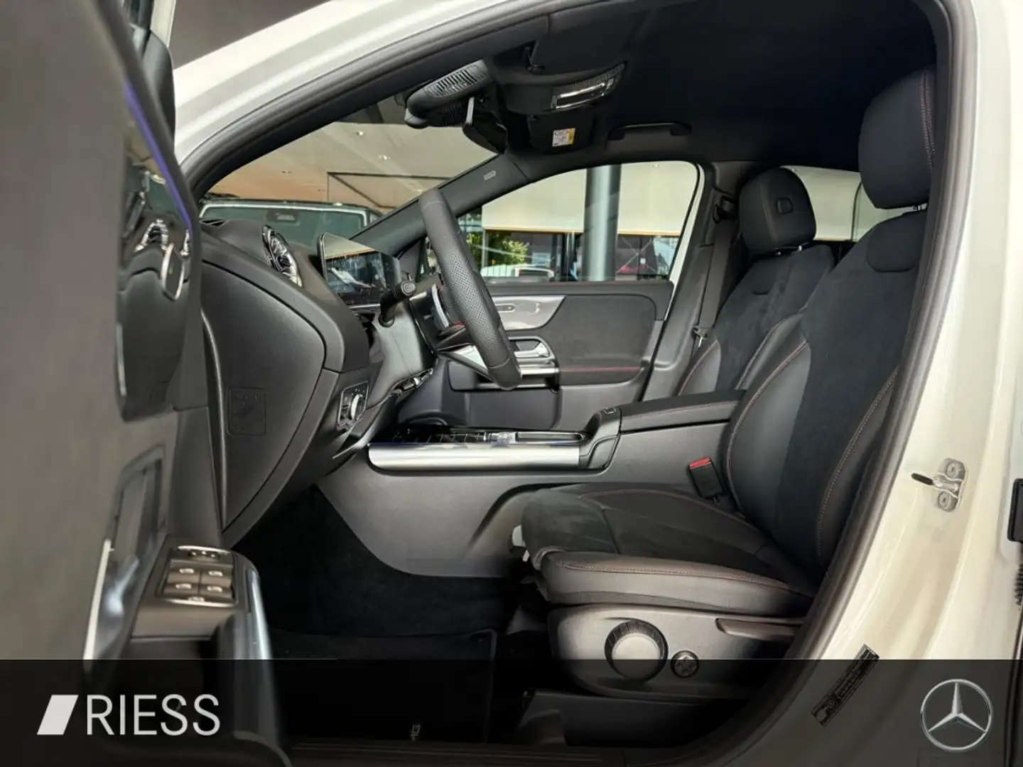 Mercedes-Benz GLA 220 4M AMG+DISTRONIC+AHK+KEYLESS+MULTIBEAM+ Weiß - 2