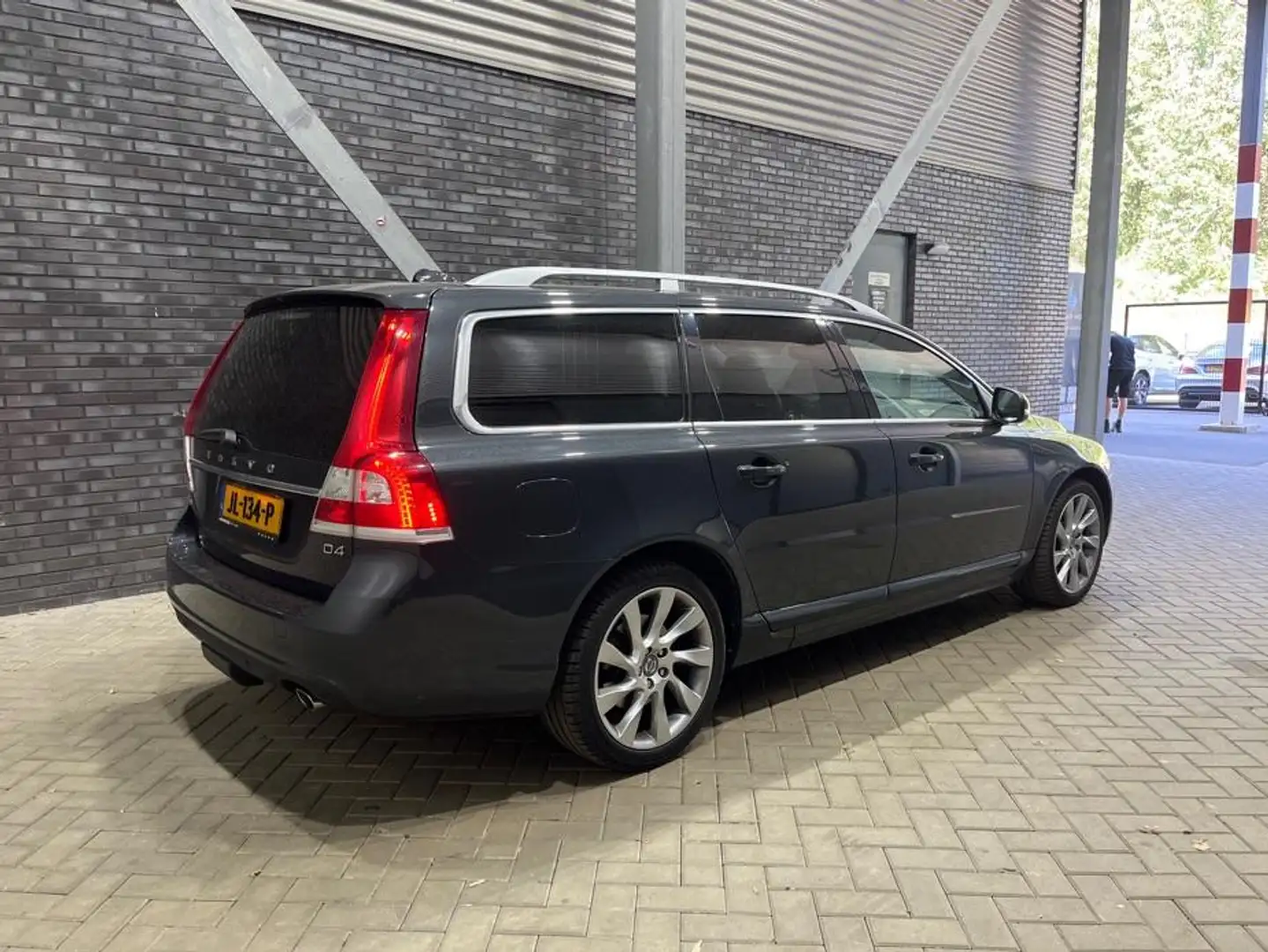 Volvo V70 D4 Polar+ | Automaat | Schuif/kanteldak | Leder | Grijs - 2
