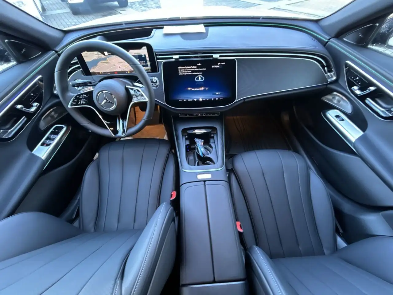 Mercedes-Benz E-Class снимка Mercedes-Benz E-Class