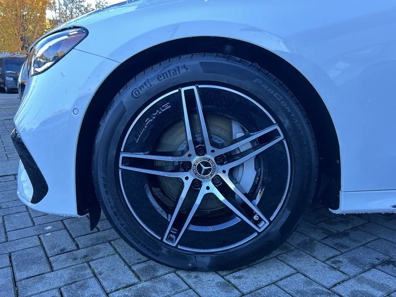 Mercedes-Benz E-Class снимка Mercedes-Benz E-Class