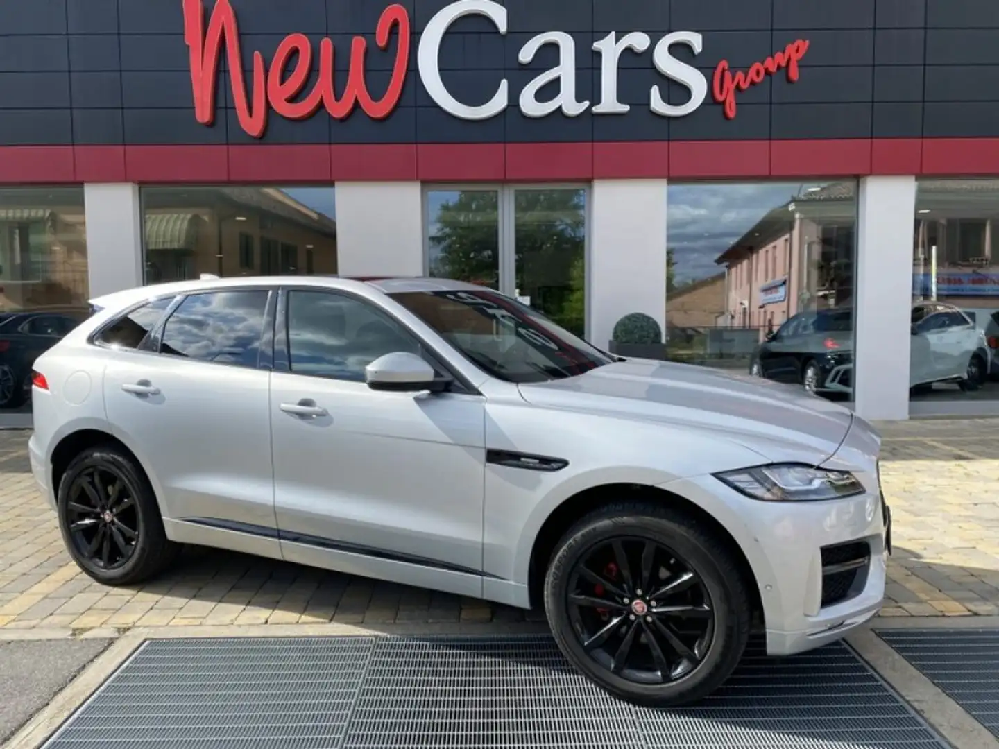 Jaguar F-Pace 2.0 D 240 CV AWD aut. R-Sport NAVI-CAM-LED-PANO-20 Argento - 1