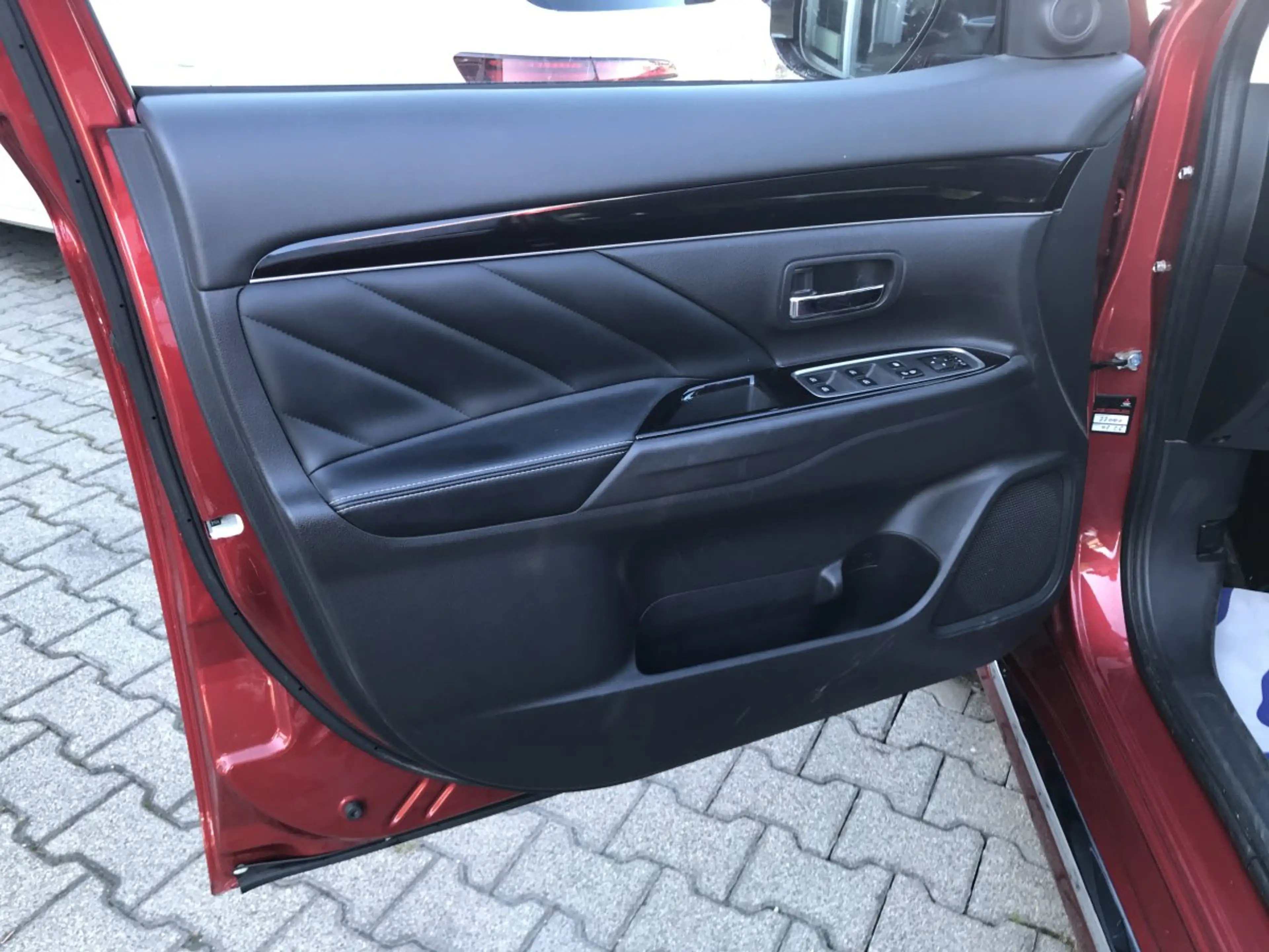 Mitsubishi Outlander 2,4 PHEV Plug-in Hybrid Plus 4WD 1. Hand*ACC Absta — photo 9