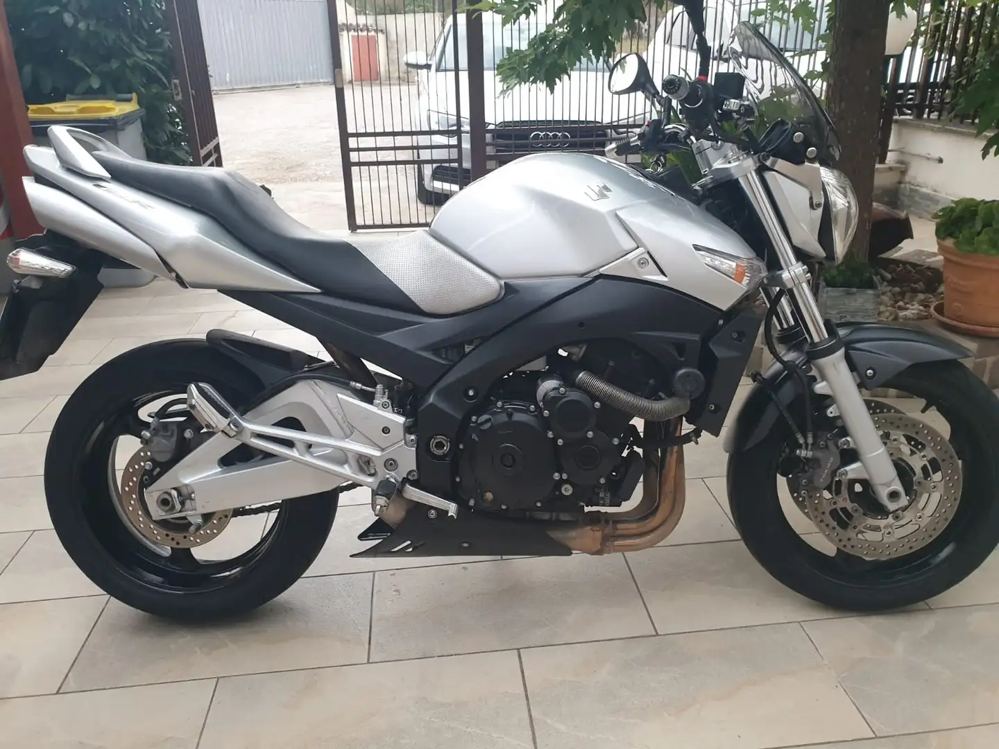 Suzuki GSR 600 Argintiu - 1