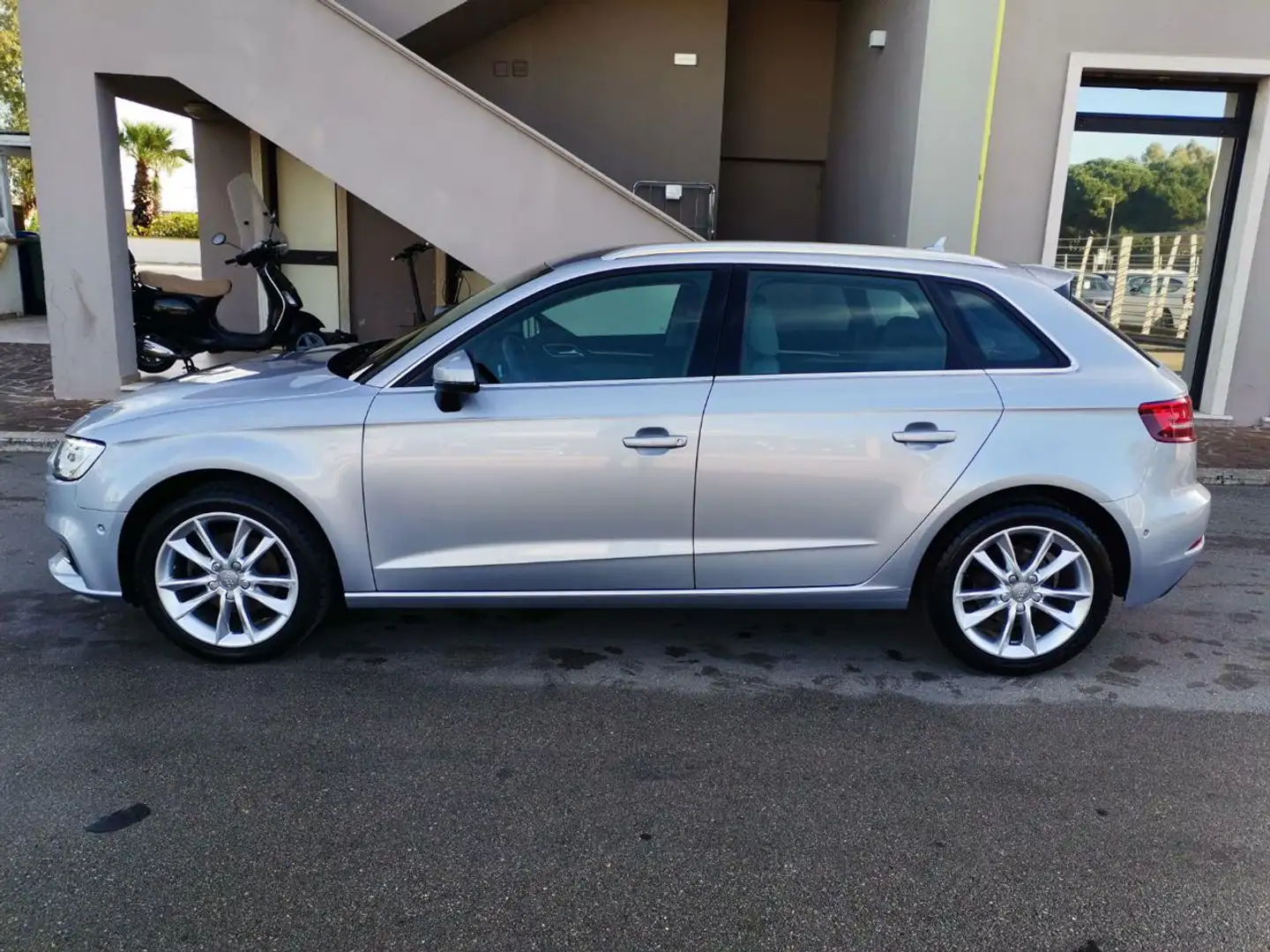 Audi A3 SPB 1.6 TDI 116 CV Business Zilver - 2