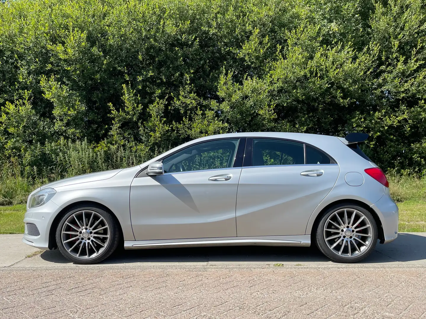 Mercedes-Benz A 250 Prestige AMG Line Pano Zilver - 2