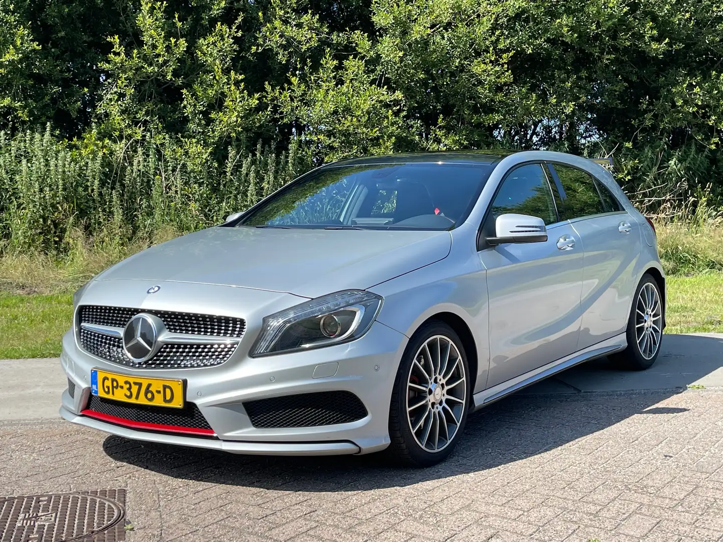 Mercedes-Benz A 250 Prestige AMG Line Pano Zilver - 1