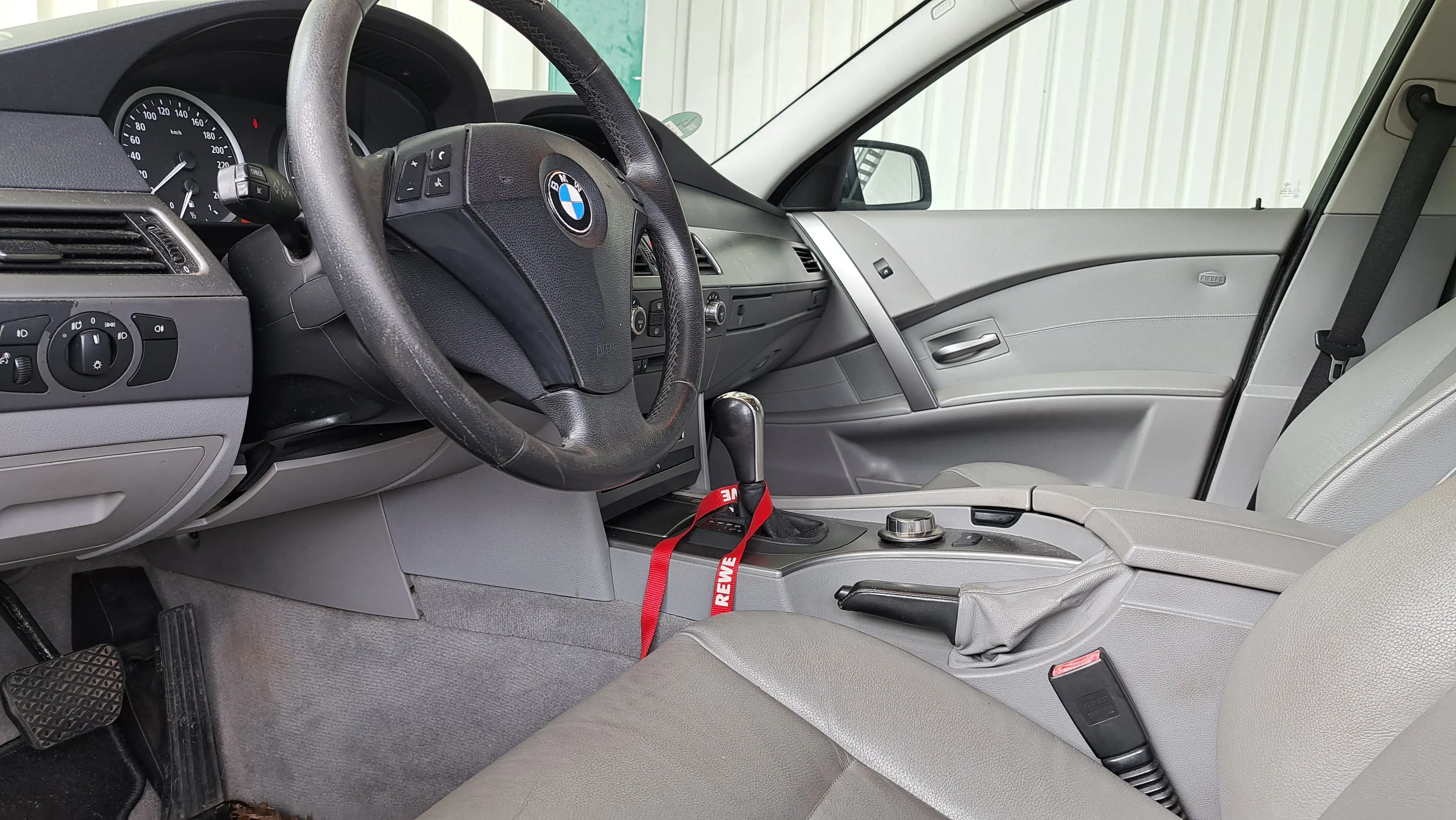 BMW 525 525i xDrive — photo 12