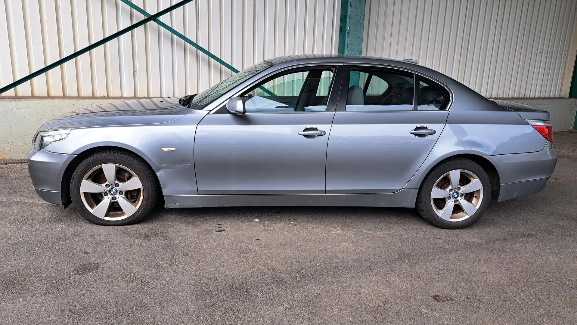 BMW 525 525i xDrive Gris - 2