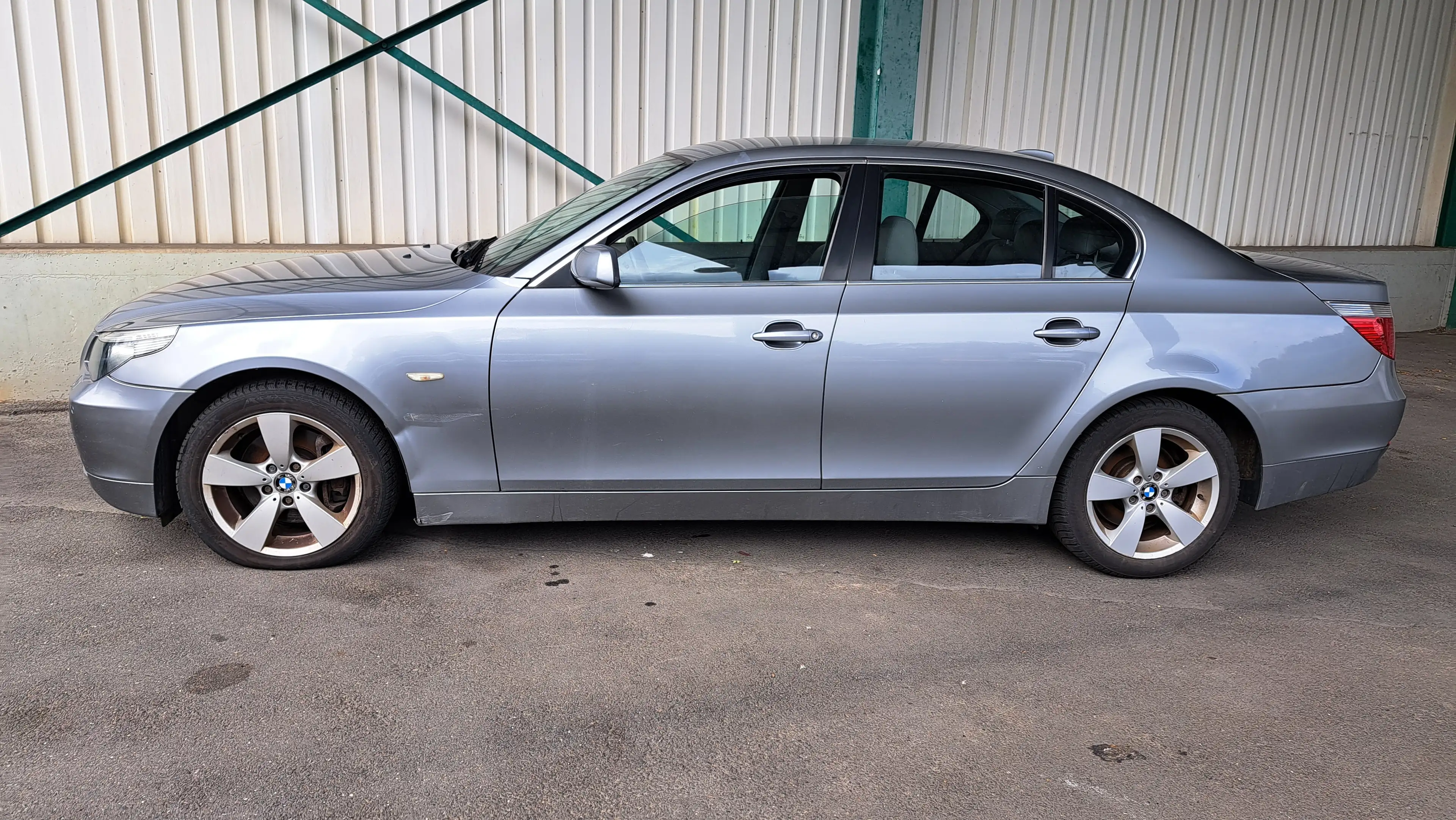 BMW 525 525i xDrive — photo 2