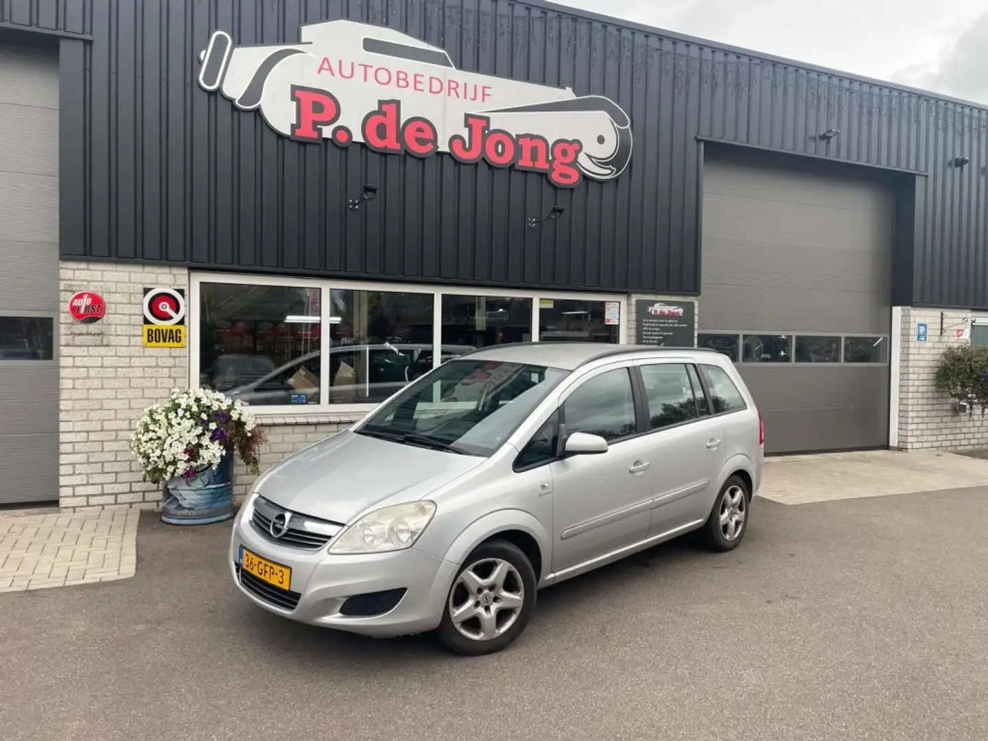 Opel Zafira 1.8 TEMPTATION 7 persoons Airco Cruise Grijs - 1