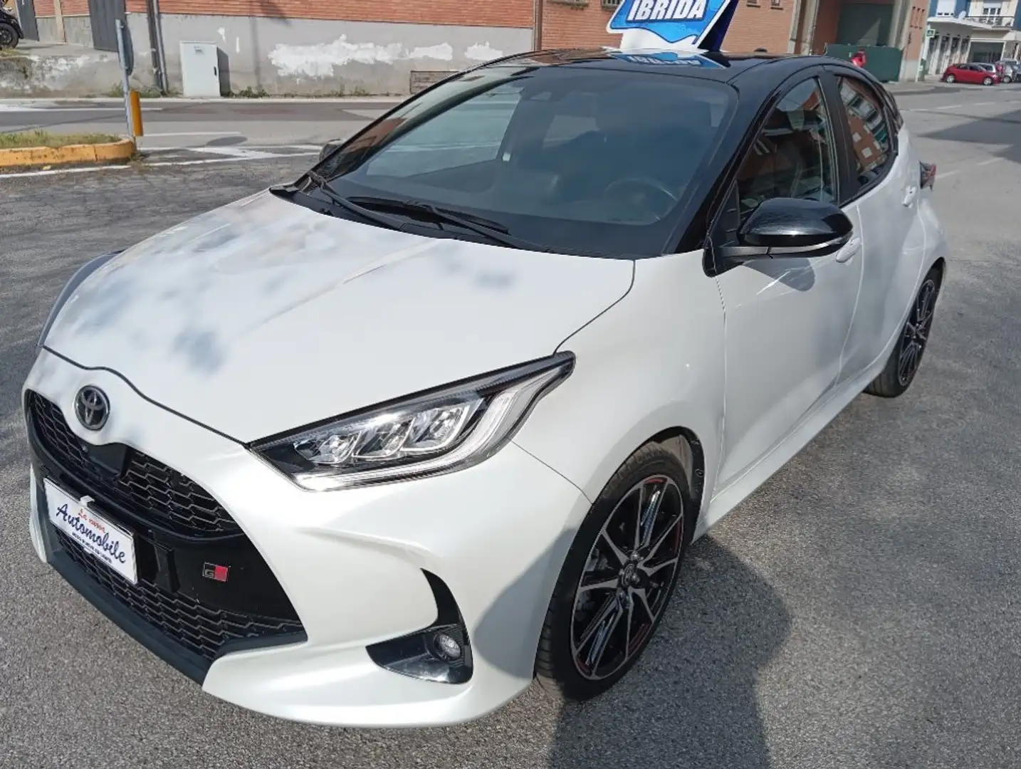 Toyota Yaris 1.5 Hybrid 5 porte GR Sport Blanc - 1