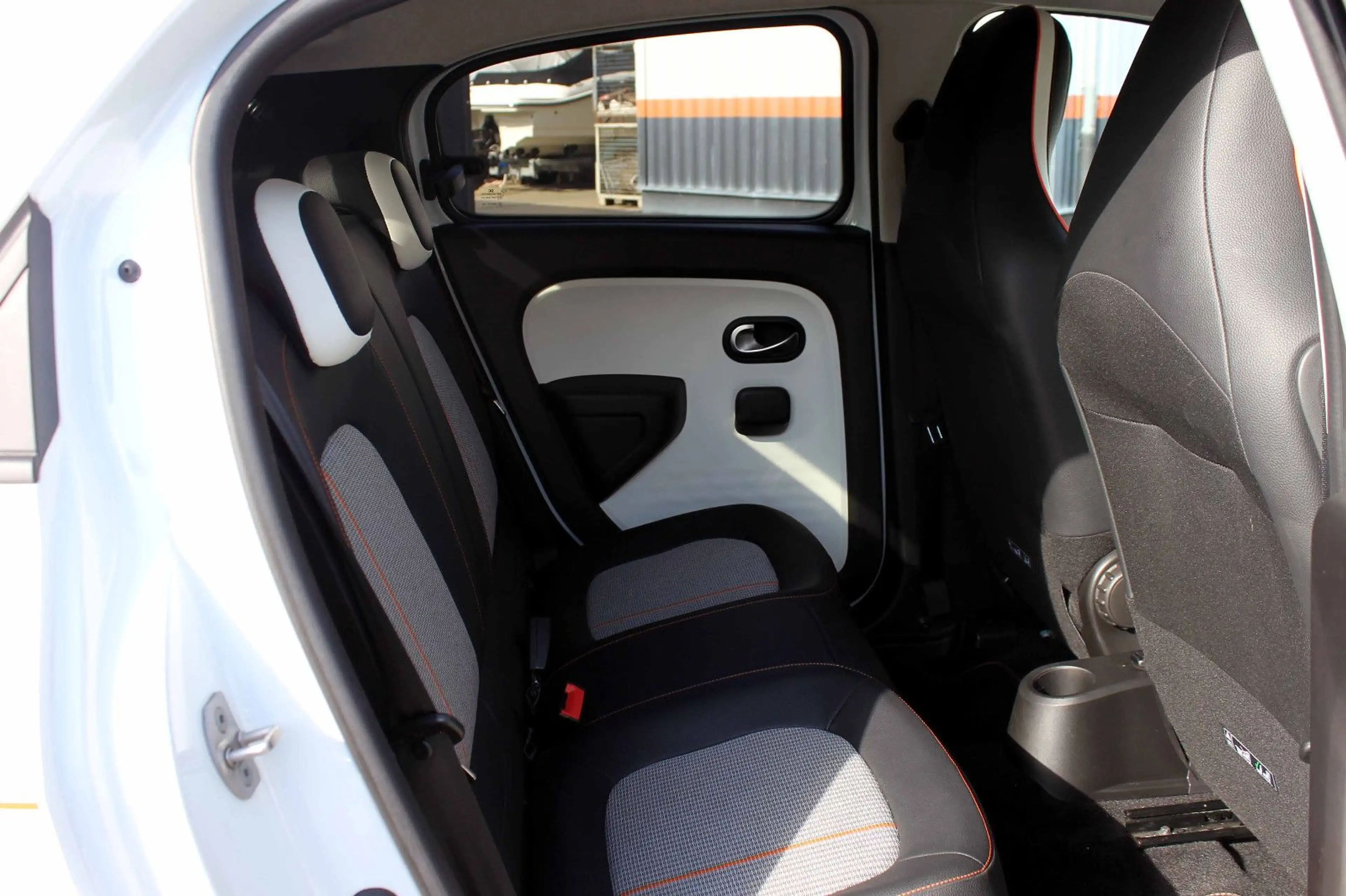 Renault Twingo Vibes Electric 21kWh KAM PDC SHZ KLIMA BT — photo 13