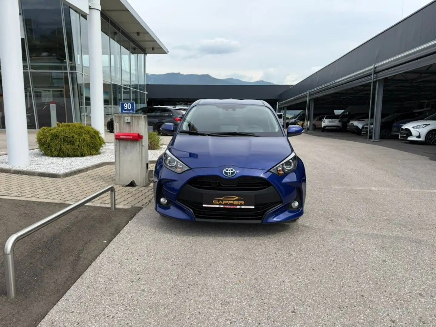 Toyota Yaris 1,5 VVT-i Hybrid Active Drive Blau - 2