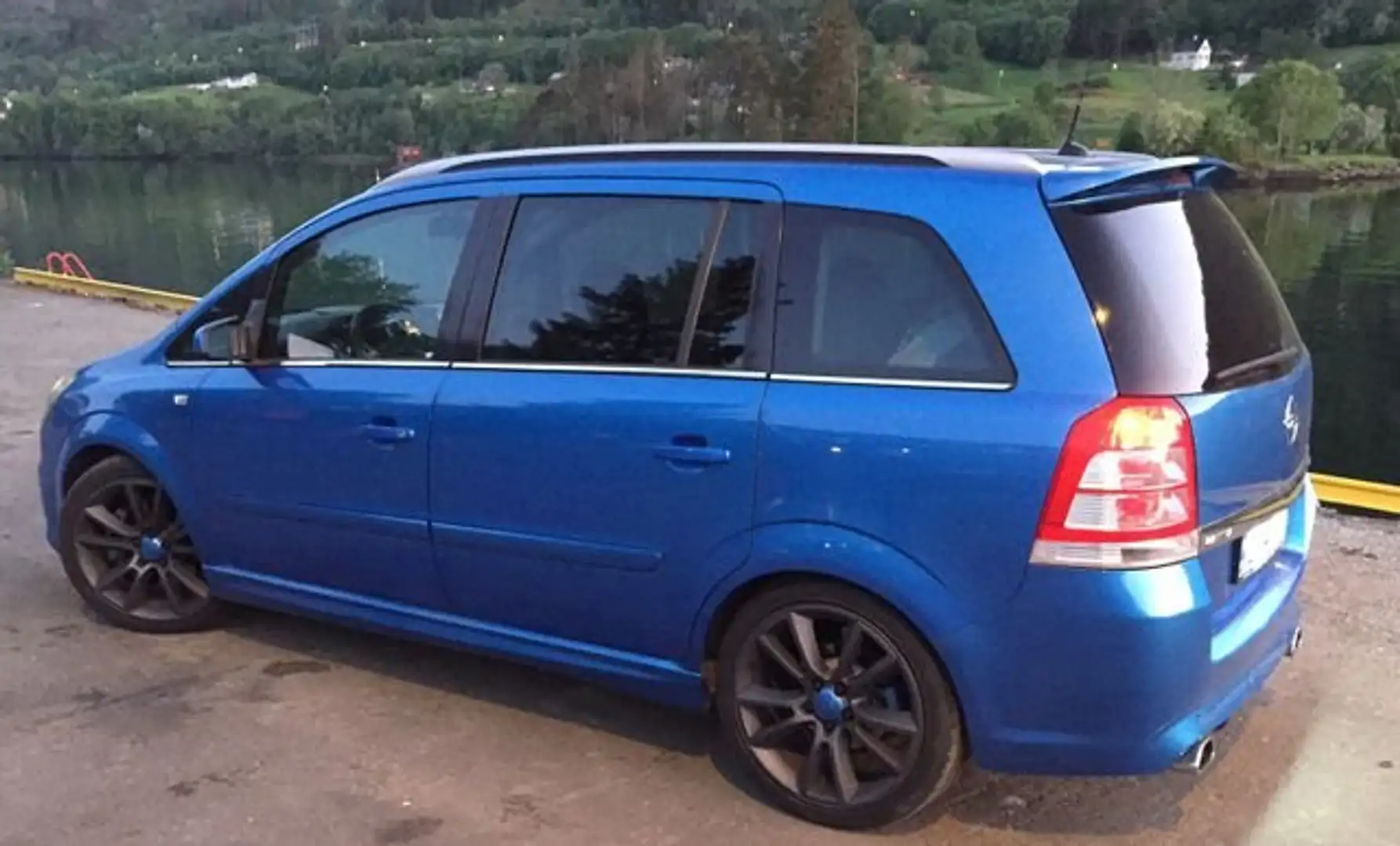 Opel Zafira 2.0 - 240 ch Turbo OPC Azul - 1