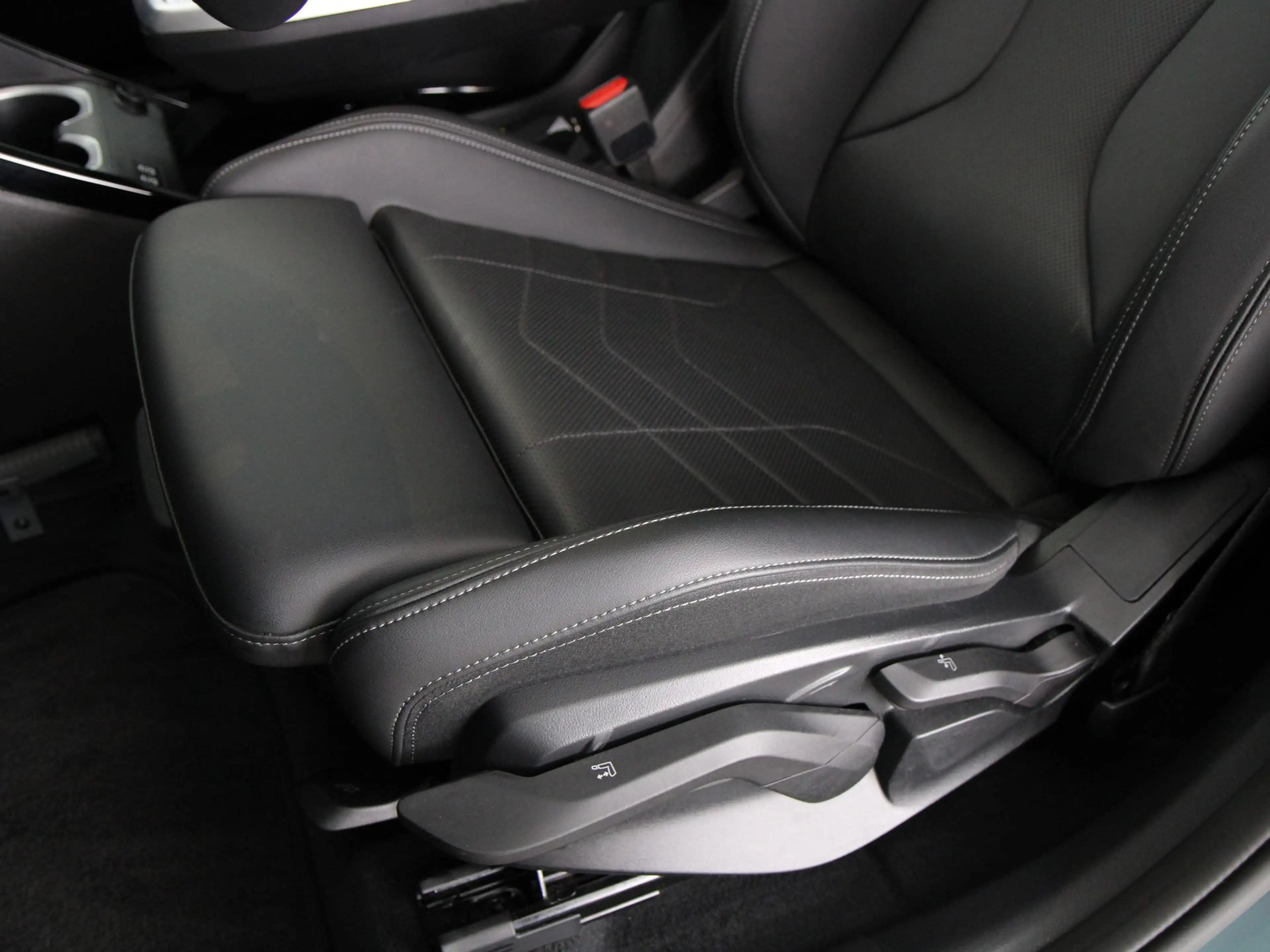 BMW iX1 eDrive20 67 kWh M Sport — photo 15