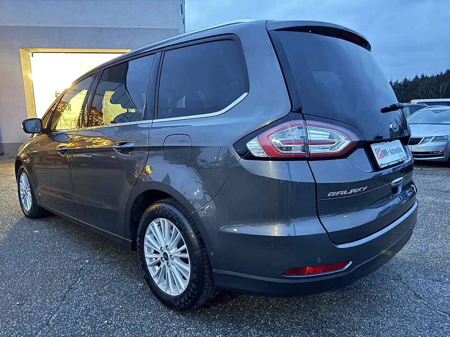 Ford Galaxy 2,0 EcoBlue SCR AWD Titanium Aut. Grau - 2